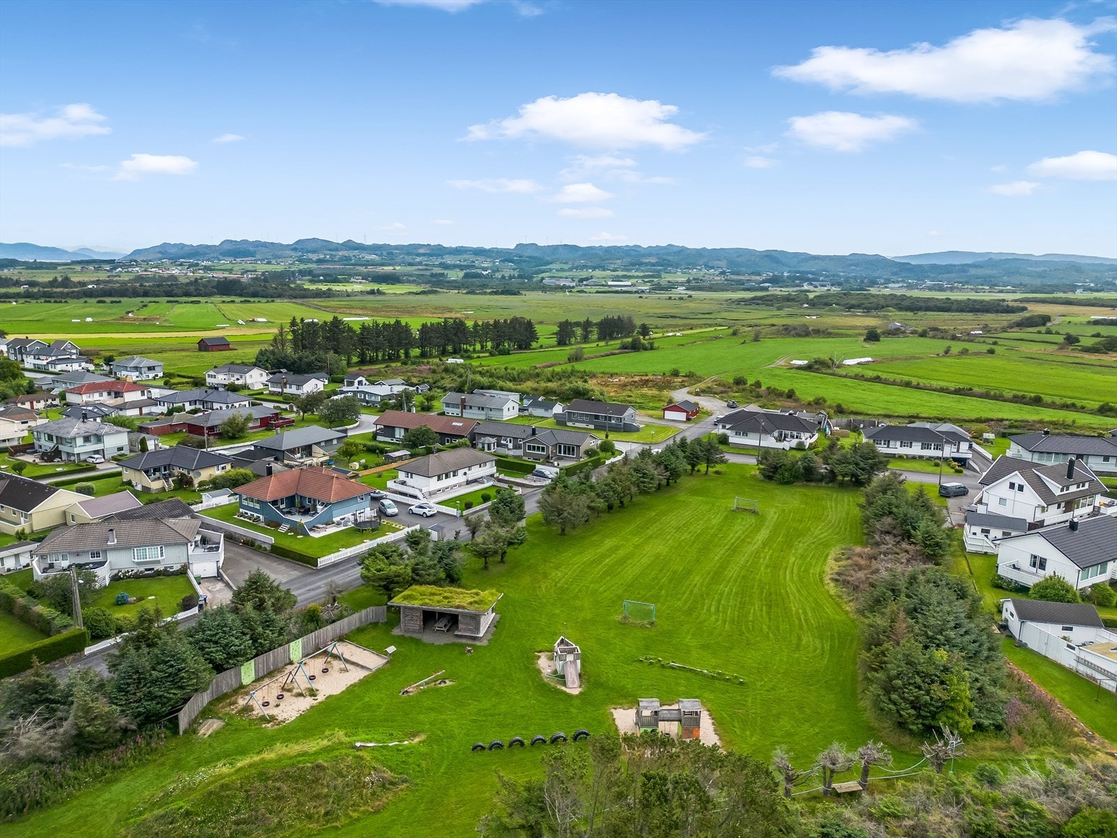 Nærområde med lekeplass og grøntområde. Galleribilde