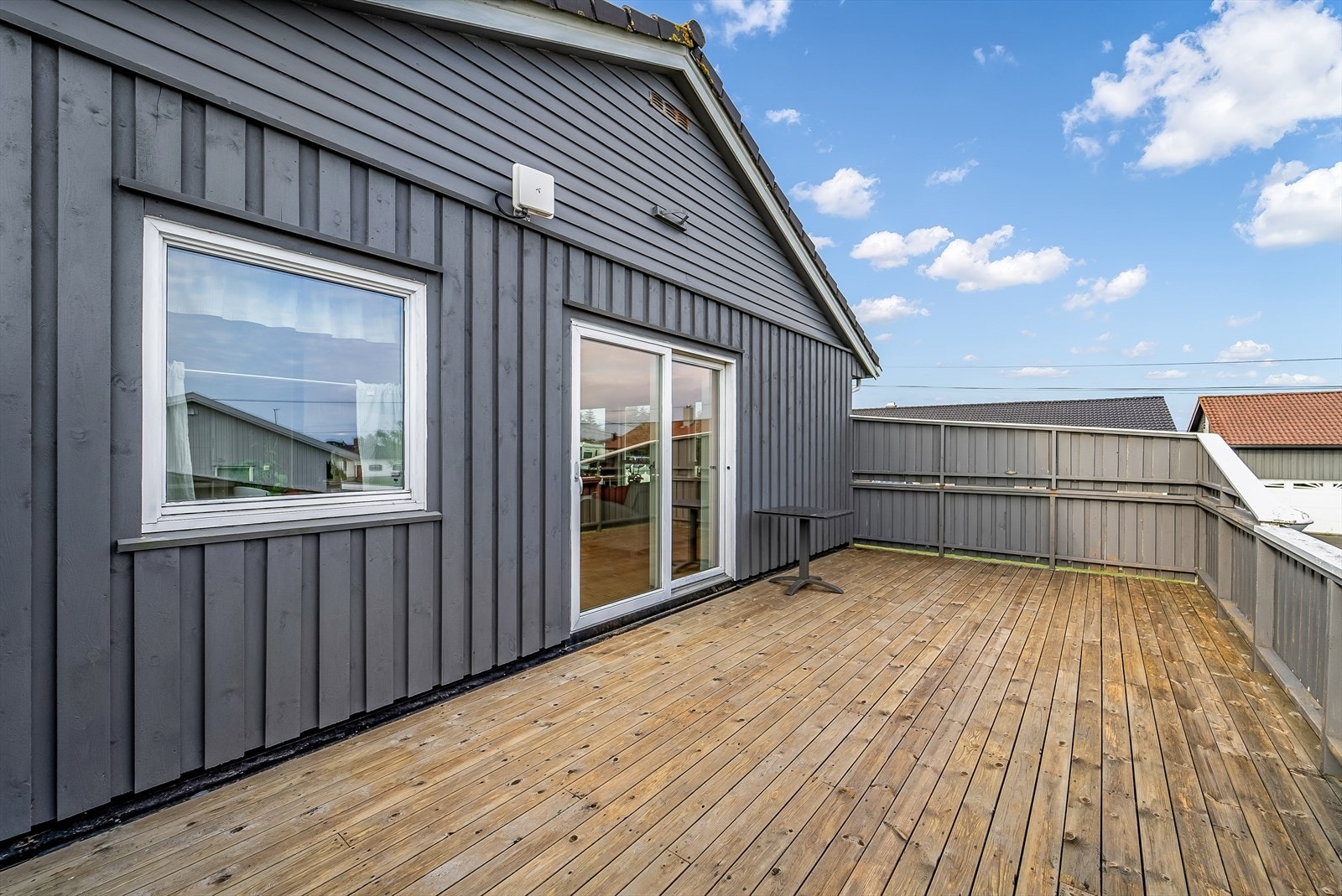 Romslig terrasse med gode solforhold. Galleribilde