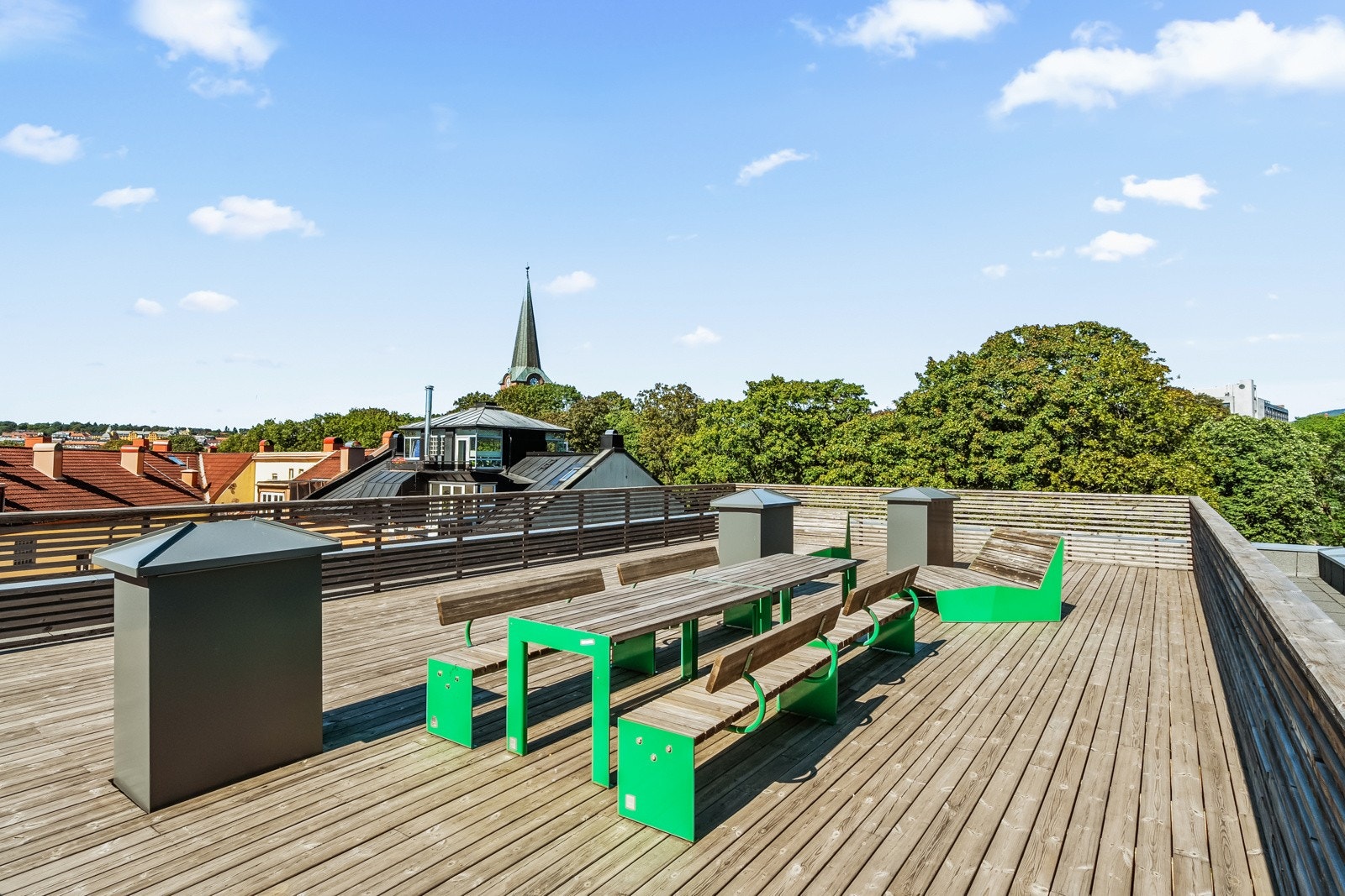 Herlig, solfylt takterrasse med sittegrupper. Galleribilde