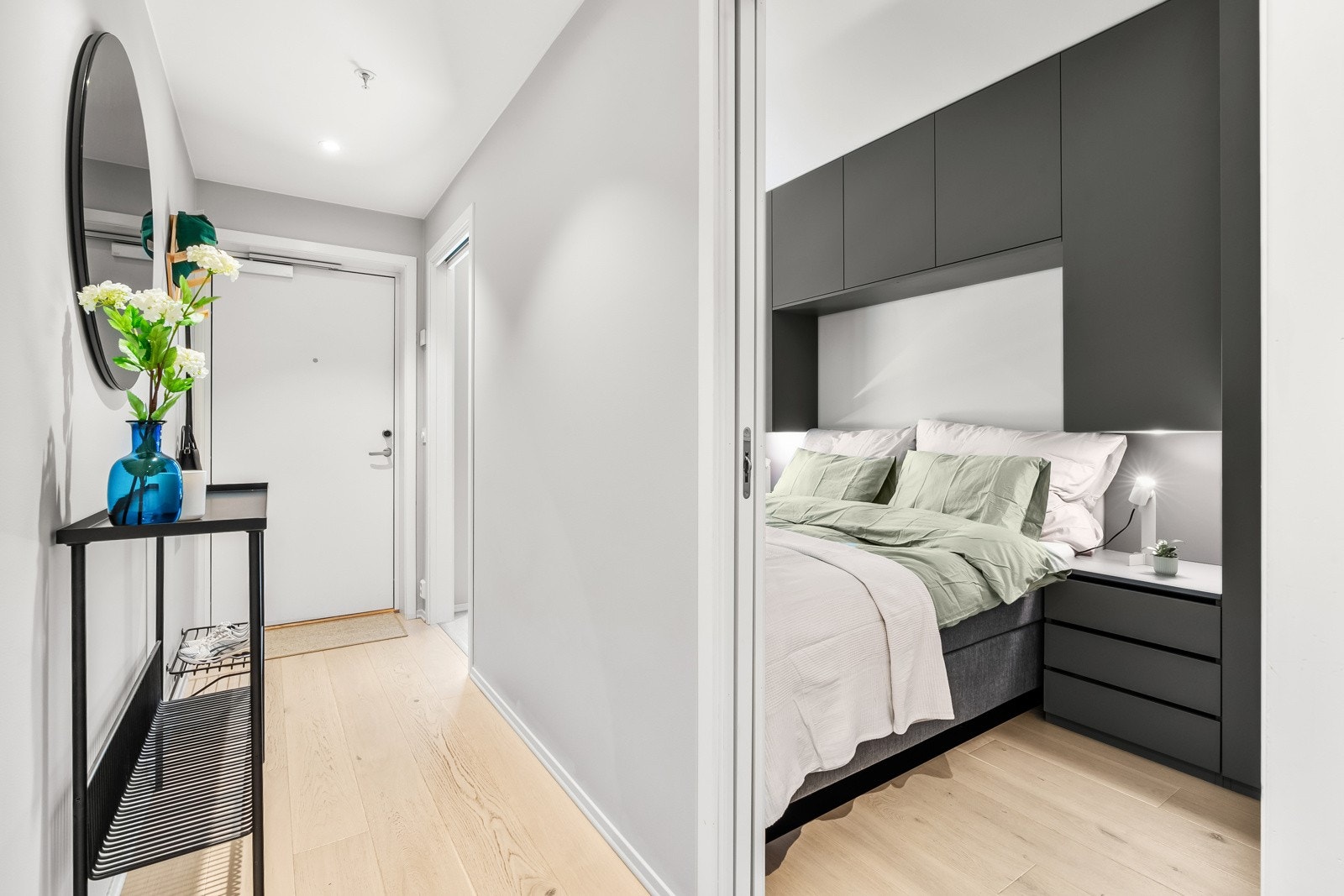 Når du kommer inn i boligen, er det første du møter en lys og innbydende entré. Galleribilde
