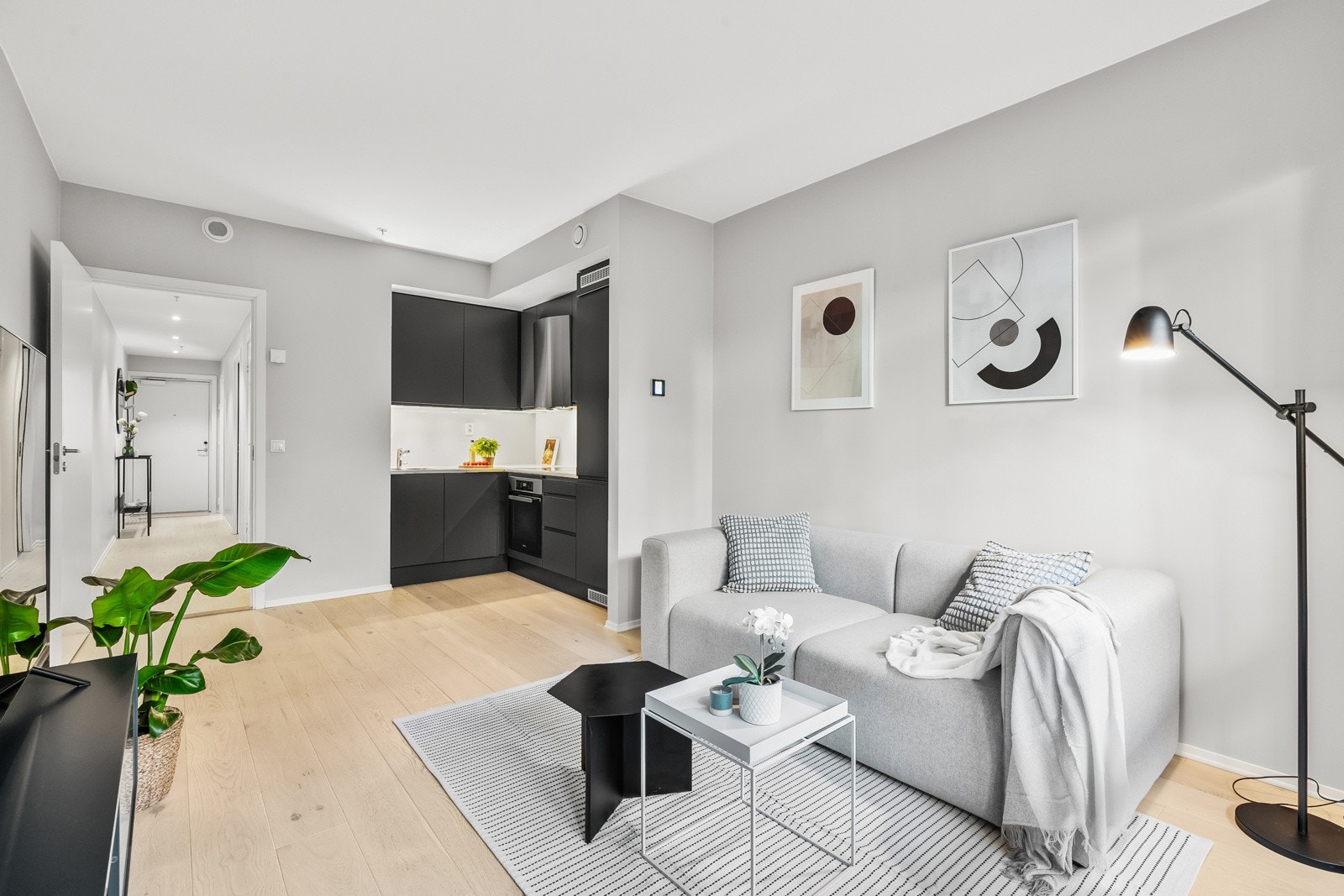 Dette sammen med den gjennomgående planløsningen og den generøse takhøyden på opptil 2,60 meter, sørger for en luftig atmosfære. Galleribilde