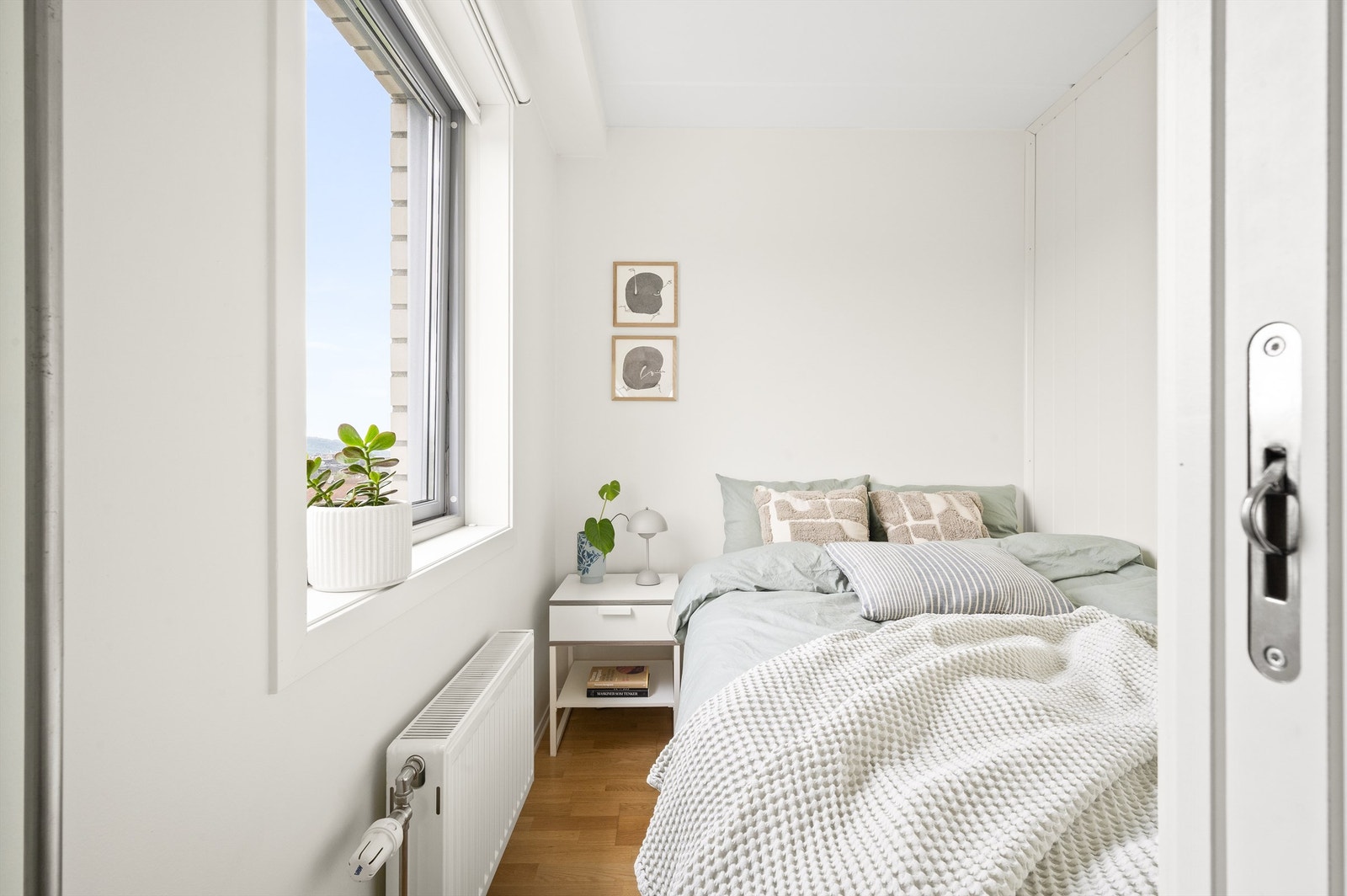 Soverommet er romslig og kan enkelt innredes med både dobbeltseng med tilhørende nattbord. Galleribilde