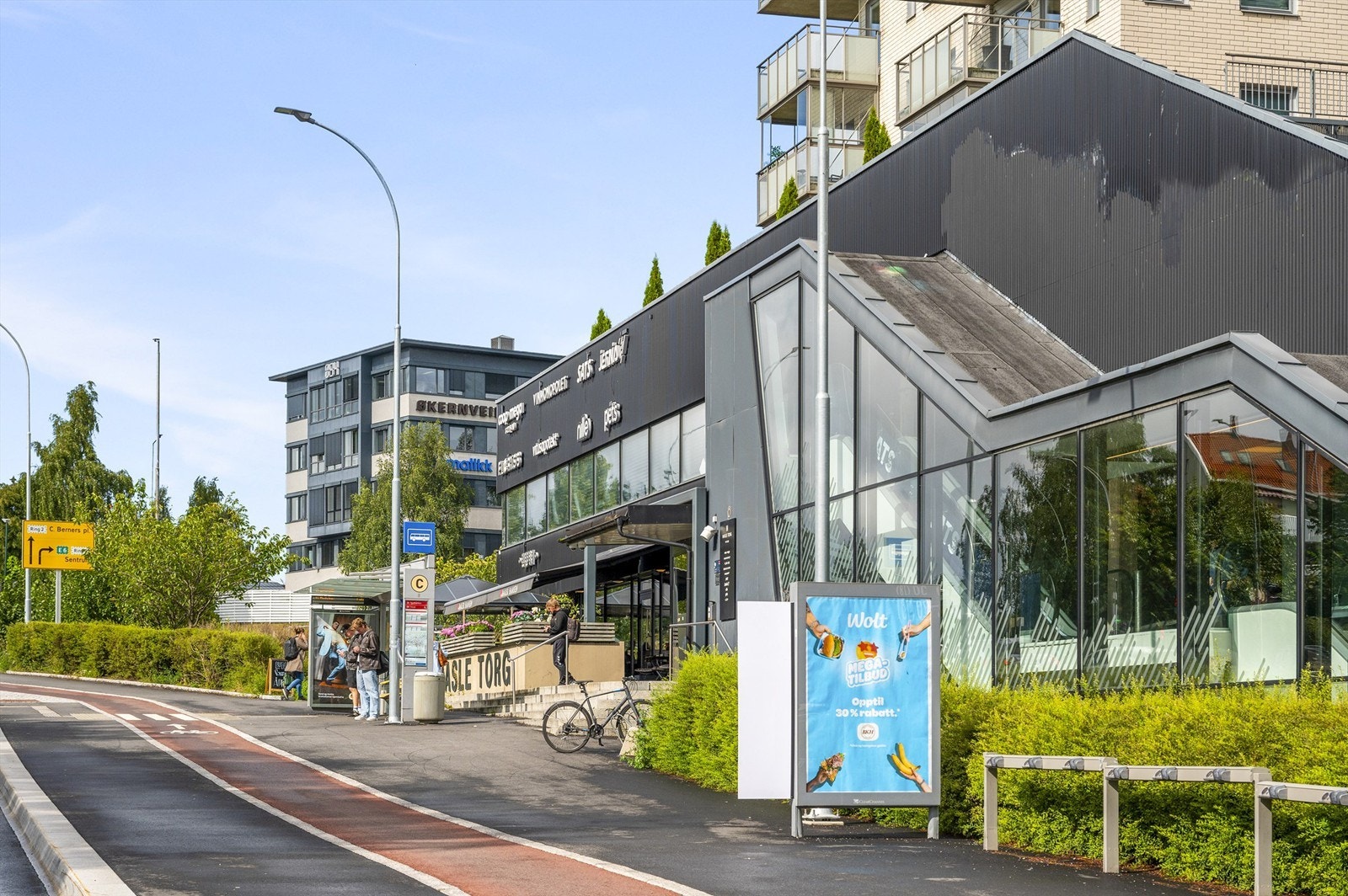 Kjøpesenter under leilighetskomplekset med Coop Mega, Baker Hansen, Vitus Apotek, Vinmonopol, Nille, bydelskroen LUN, Floriss blomster, treningssenterkjeden Sats, Jernia m.m. Galleribilde