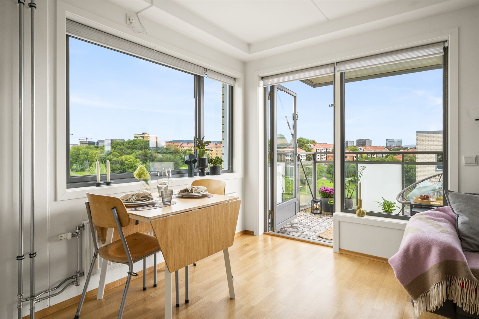 Stuen har også en naturlig og fin plass for et spisebord med gode muligheter for å invitere venner og kjente på middag. Galleribilde