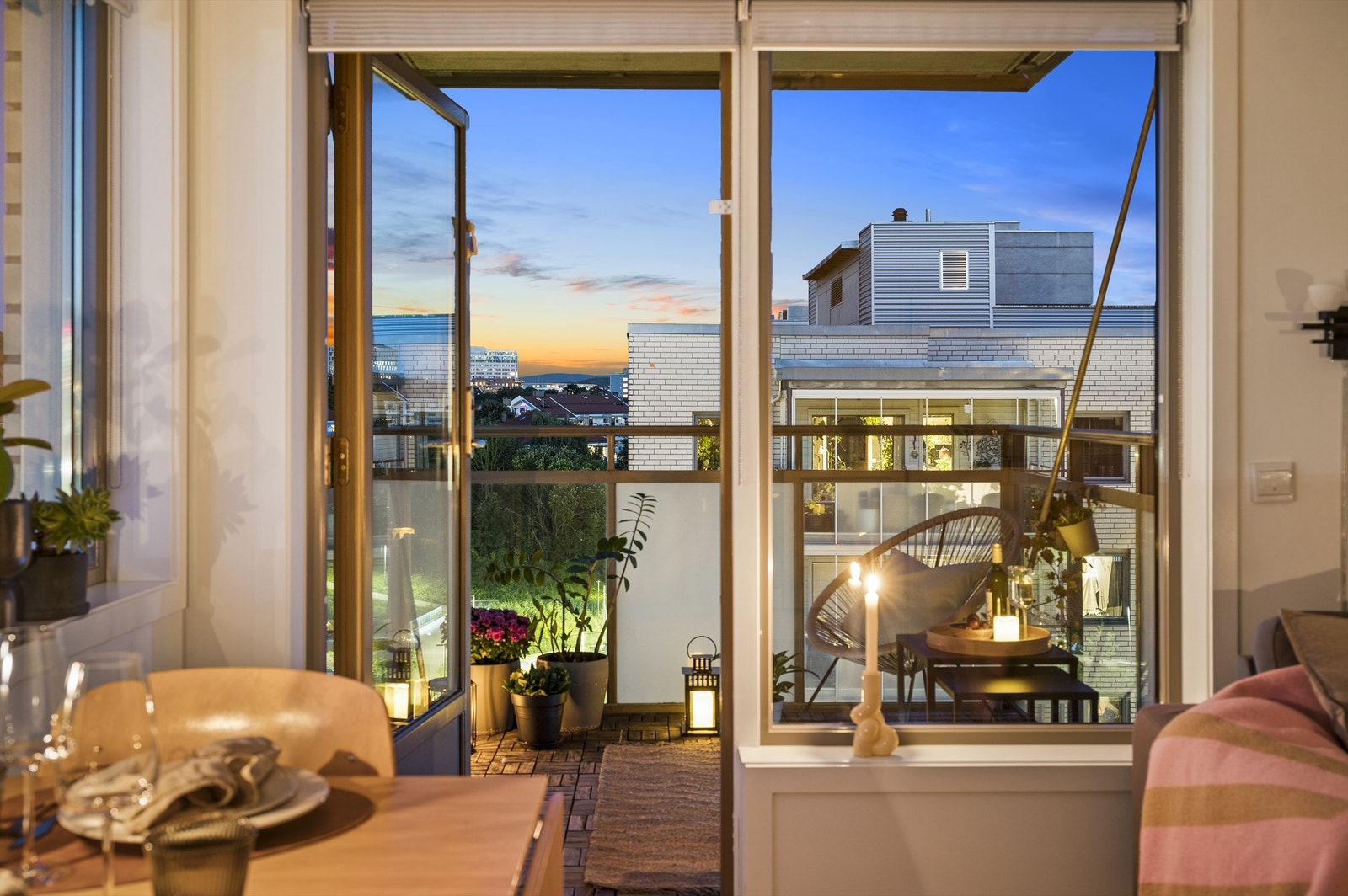 Fra stuen er det utgang til leilighetens sydvendte balkong på ca. 6 kvm. Galleribilde