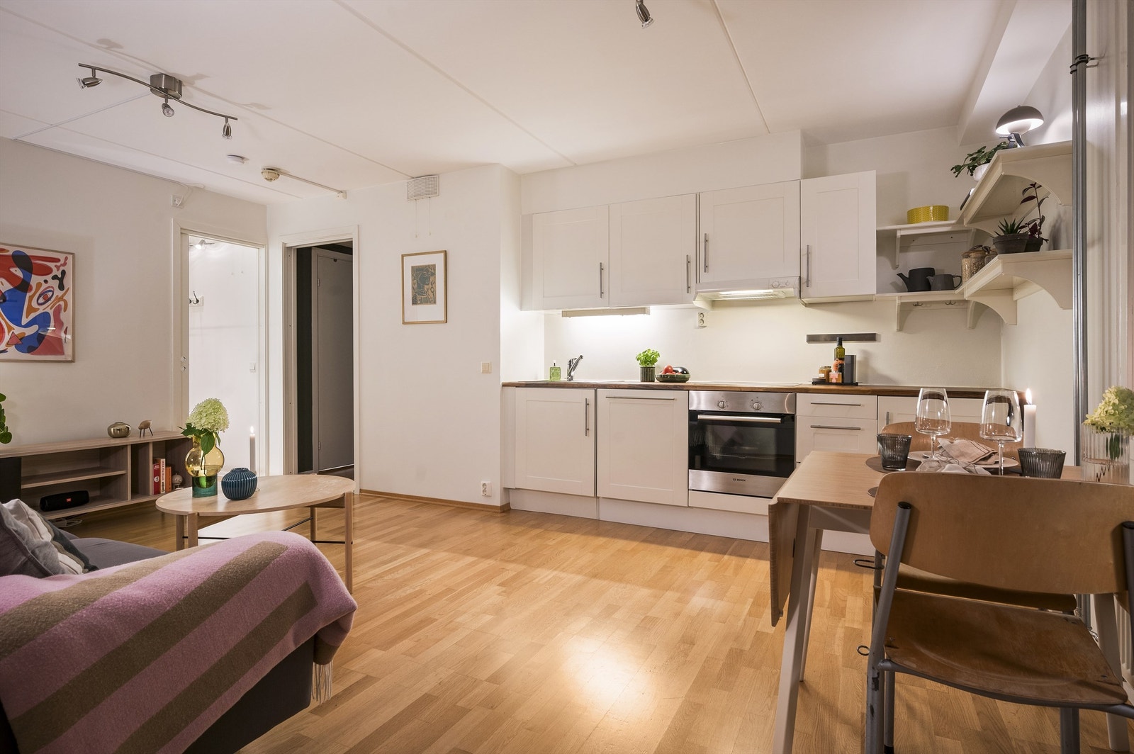 For mange er kjøkkenet det viktigste rommet i leiligheten. Her er kjøkkenet holdt i en sosial åpen løsning mot stuen, noe som skaper et naturlig og fint samlingspunkt i boligen. Galleribilde