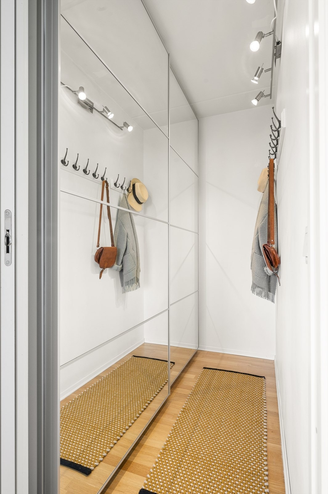 Ved siden av soverommet er det i senere tid laget et praktisk omkledningsrom med gode oppbevaringsmuligheter. Galleribilde