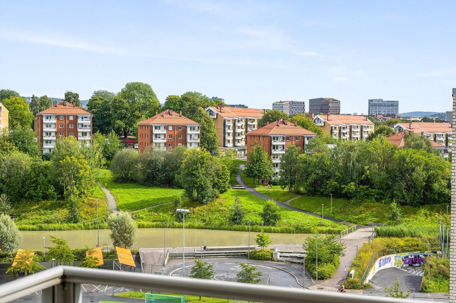Balkongen føles som en naturlig forlengelse av stuen på sommerstid. Her med utsikt over Teglverksdammen og Hovin borettslag. Galleribilde