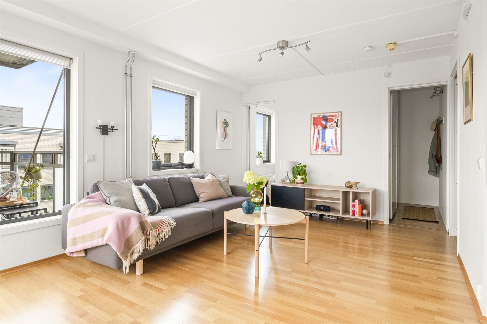 Stuen slipper inn mye lys og er av god størrelse. Stuen kan enkelt innredes med en hyggelig sittegruppe og tilhørende salongbord og tv-seksjon. Galleribilde