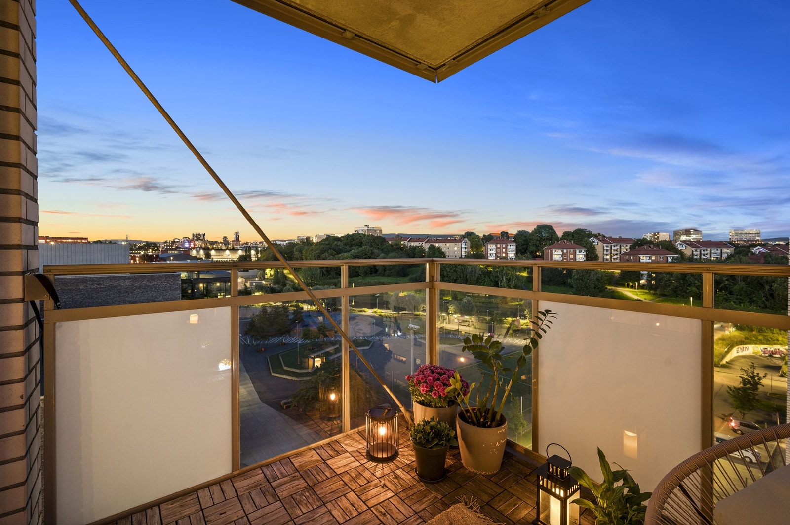 Eier opplyser om solforhold fra cirka 06:00 til cirka 16:00 på sommerstid. Galleribilde