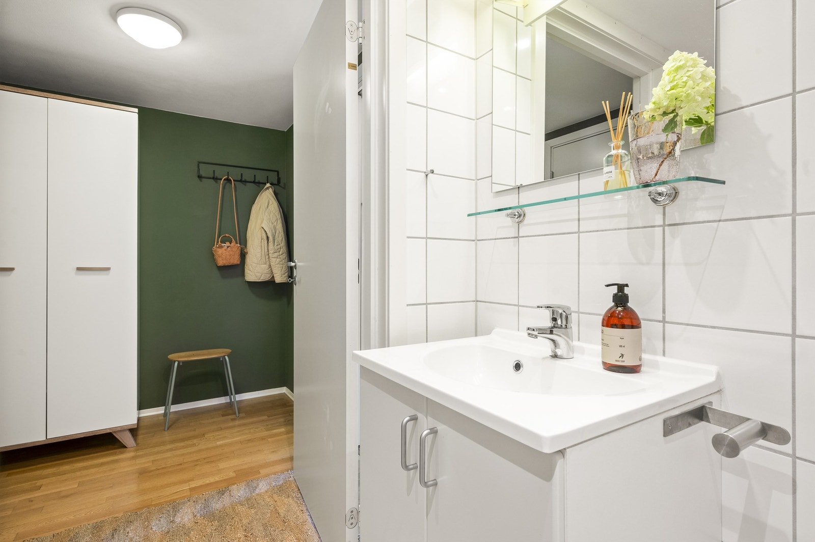 Baderomsinnredningen består av vegghengt servantinnredning med servant og et pent speil over servanten. Galleribilde