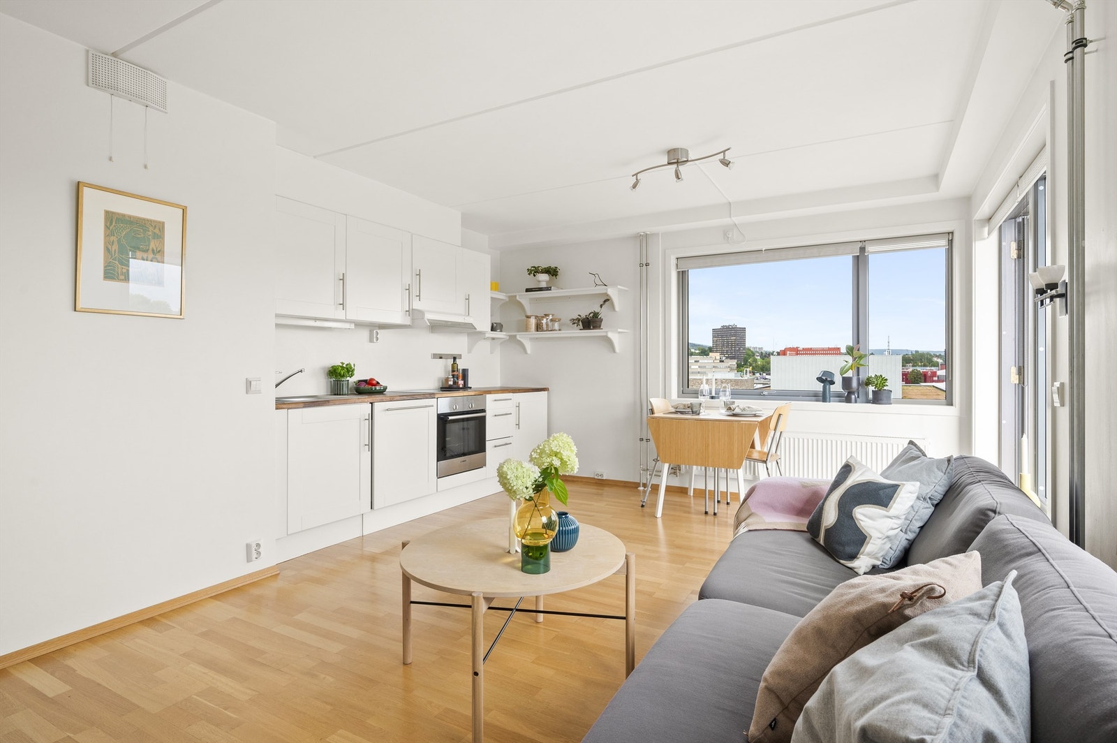 Rommets gode planløsning gjør at du enkelt kan innrede med flere soner. Galleribilde