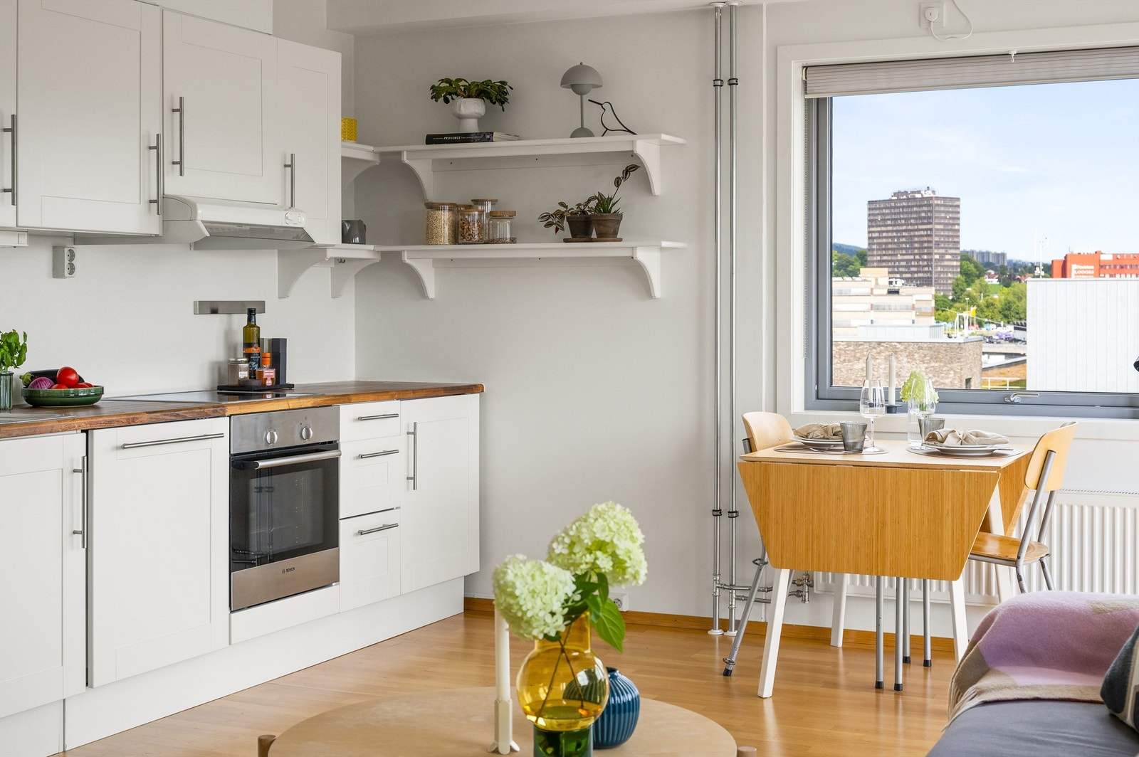 Kjøkkeninnredningen består av profilerte, tidløse fronter og benkeplate av heltre med nedfelt vask- og skyllekum. Galleribilde