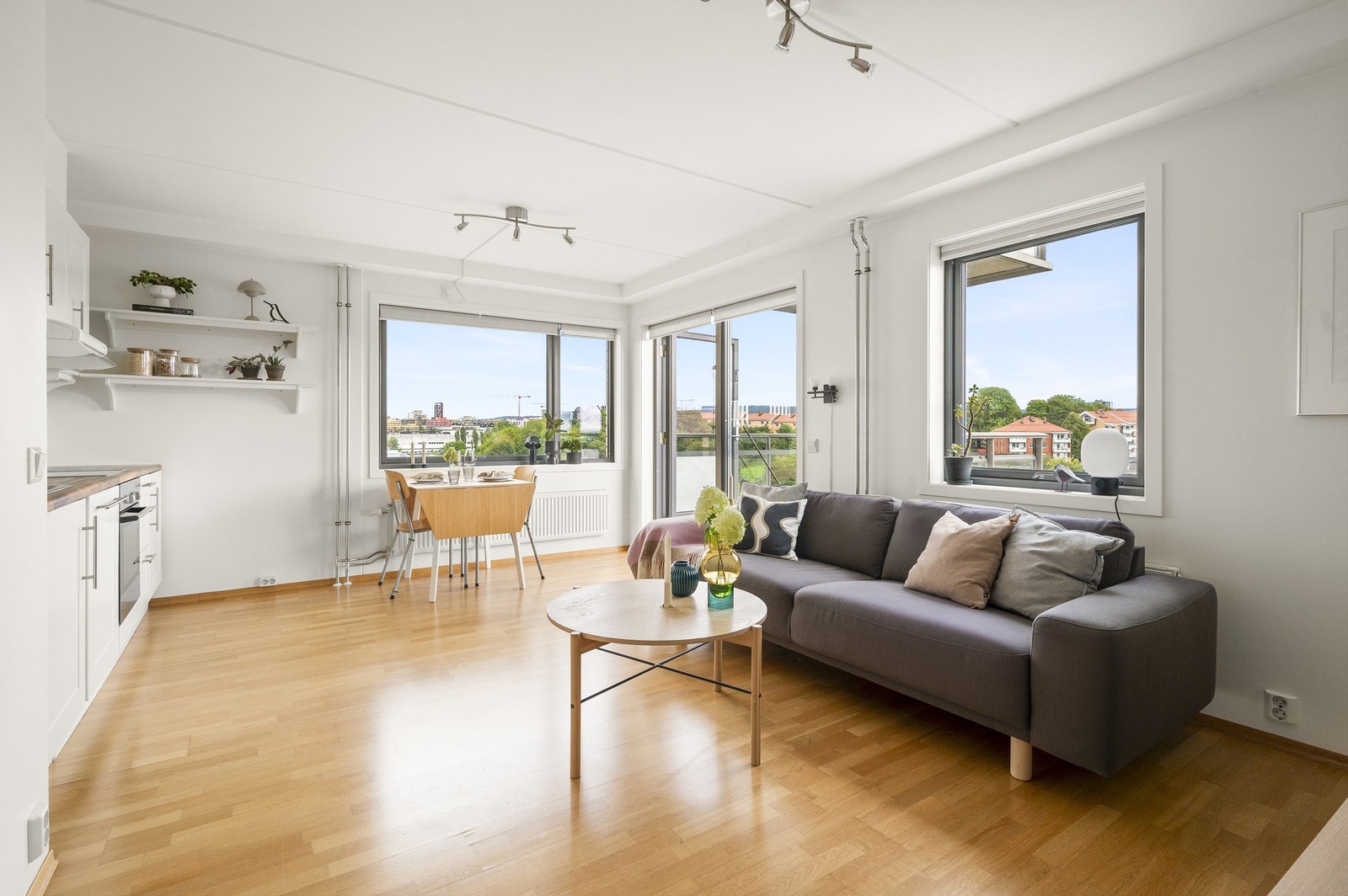 Store vindusflater slipper inn rikelig med lys og skaper en lys og luftig atmosfære. Galleribilde