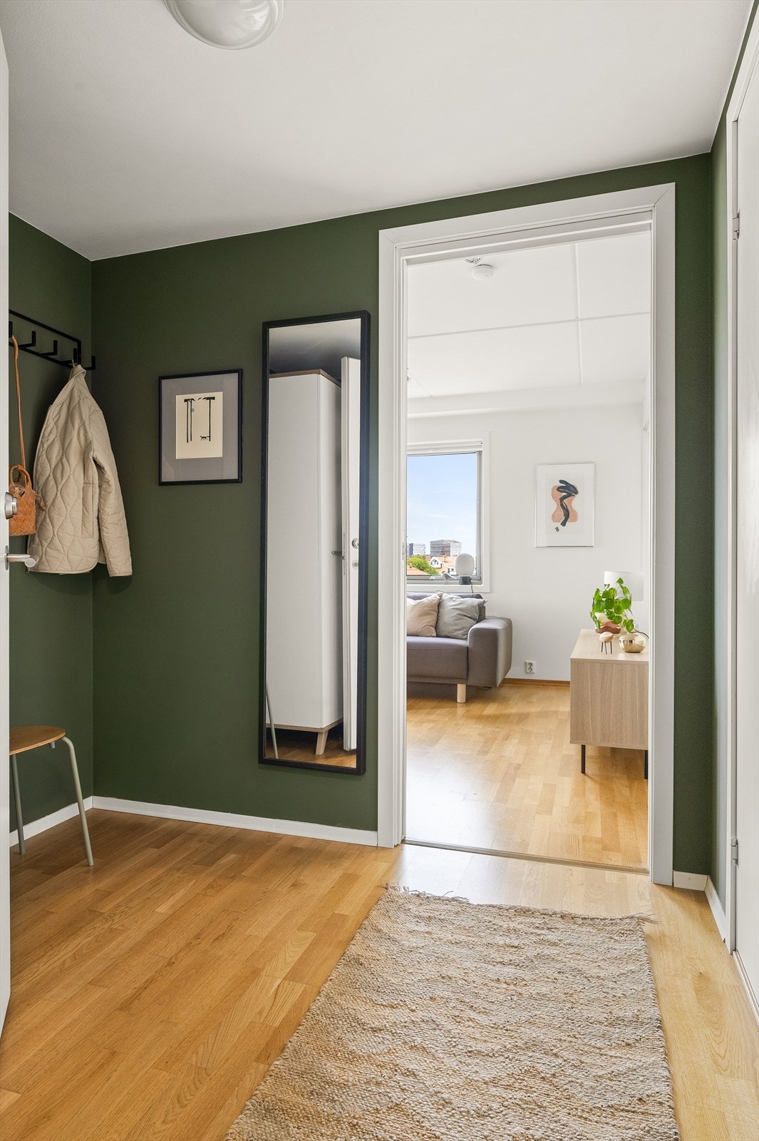 Her er det rikelig med plass til å henge fra seg yttertøyet og sette fra seg sko. Galleribilde