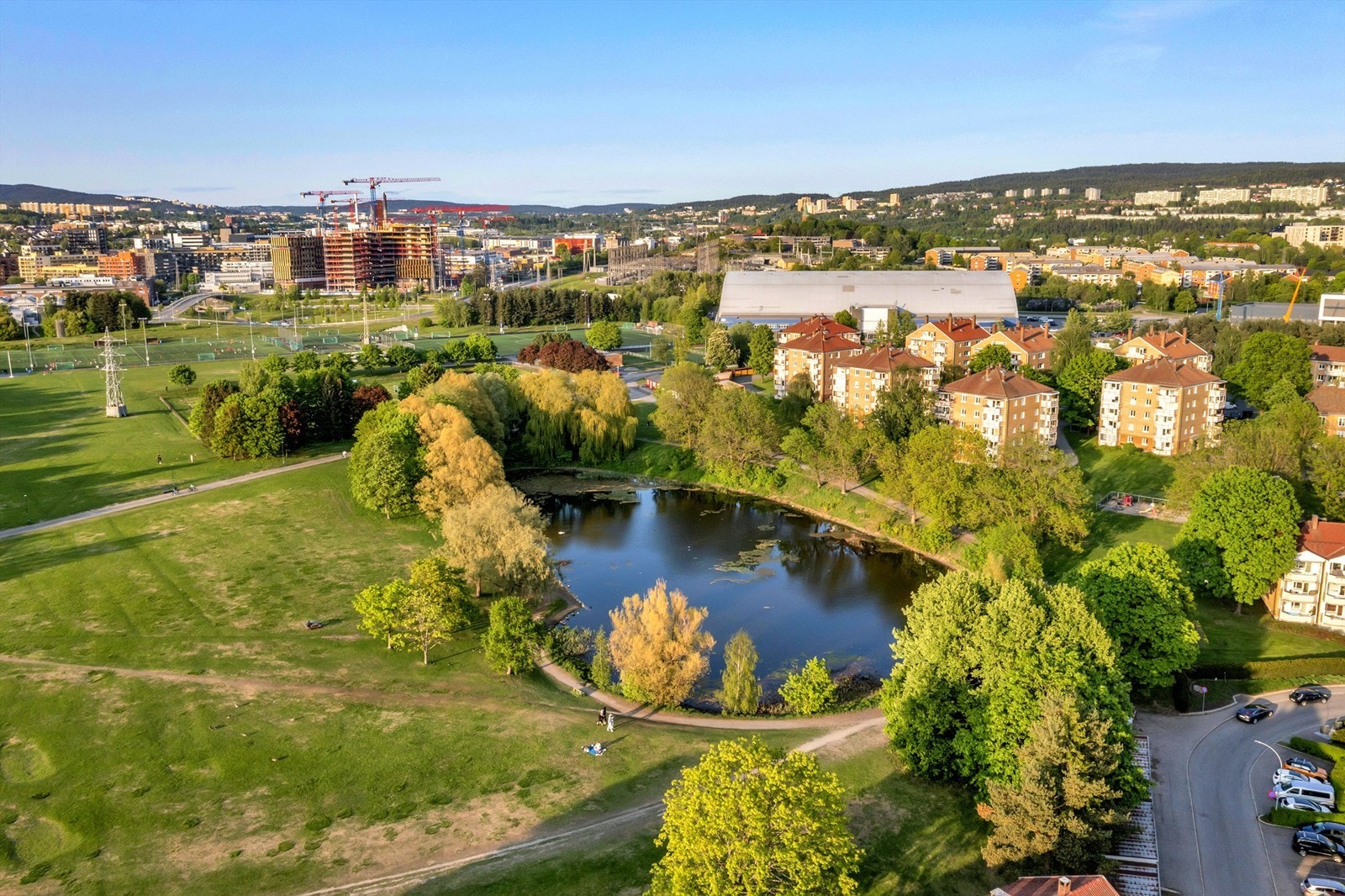 Det er store flotte grøntområder og rekreasjonsmuligheter med bl.a. Valle Hovin med andedammen, Tøyenparken, Kampen park, nye Tøyenbadet (estimert åpning 2025) og Botanisk hage. Galleribilde