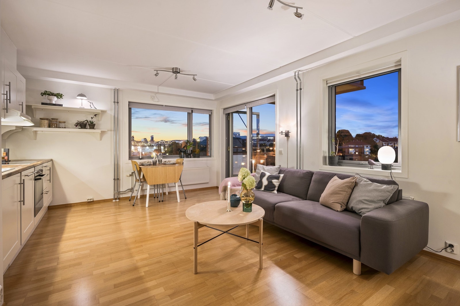 En lys og stilren 2-roms hjørneleilighet med en fin planløsning og god beliggenhet. Galleribilde