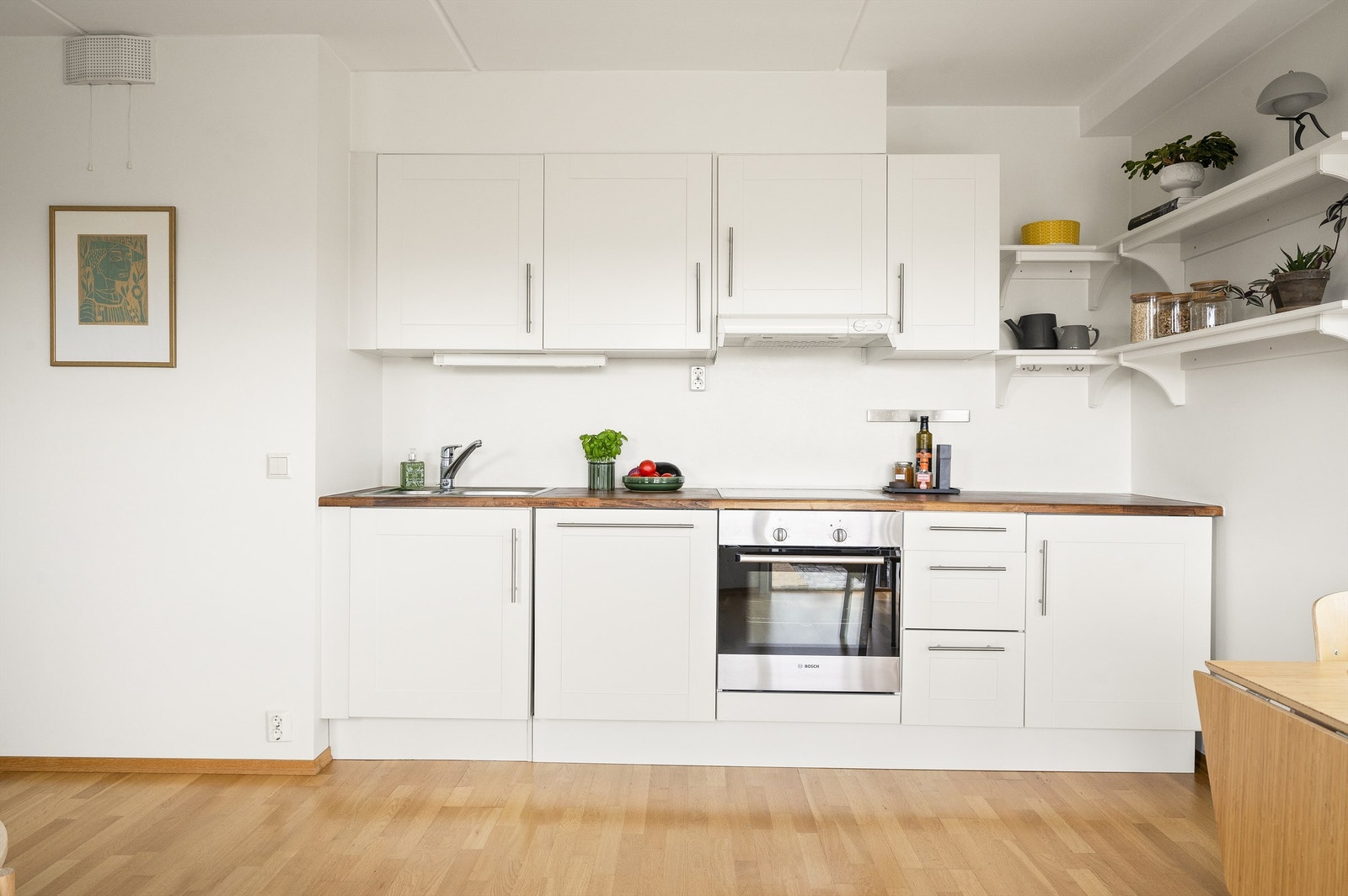 Det er rikelig med oppbevaringsplass i både skuffer og skap. Den gode benkeplassen gir rom for å diske opp lekre retter. Galleribilde