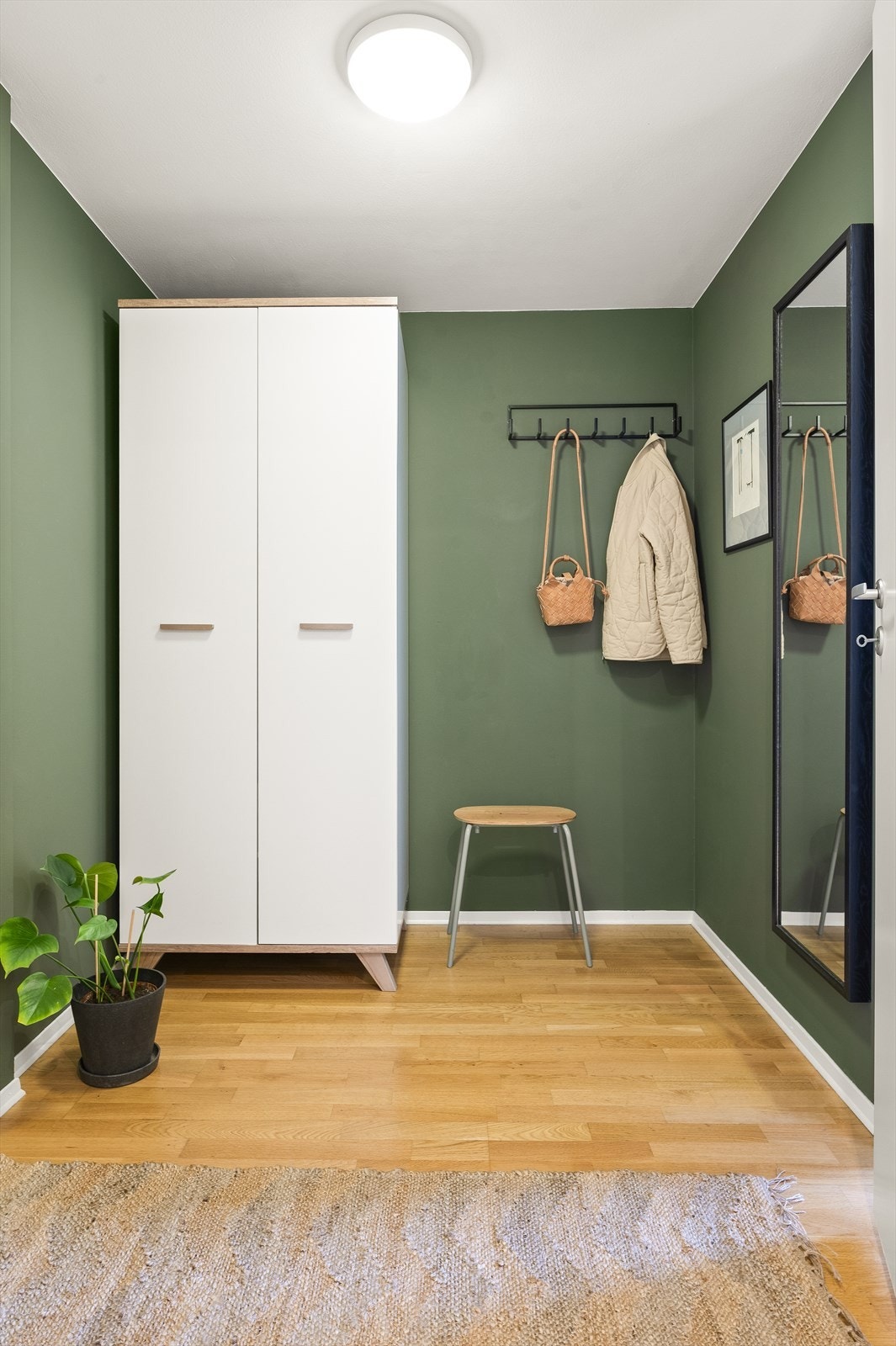 Velkommen inn! Leilighetens entrè er svært innbydende og gir et godt førsteinntrykk av boligen. Galleribilde