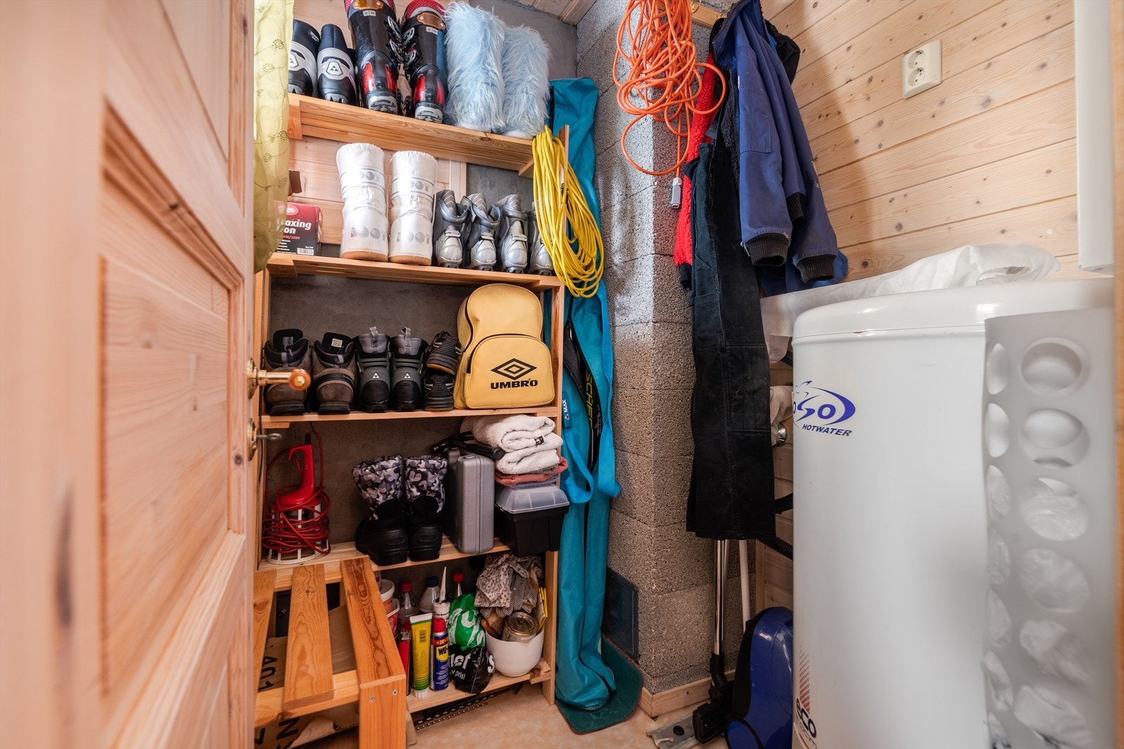 Tilliggende gangen er det en bod med praktisk hylleplass. Varmtvannstanken på ca. 200 liter er plassert her. Galleribilde