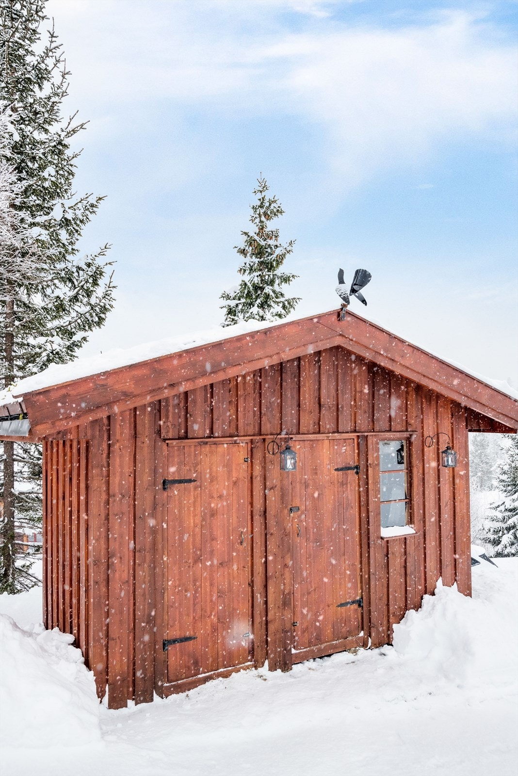 Frittstående bod på 7 m2 med lagringsplass for ved og diverse. Galleribilde