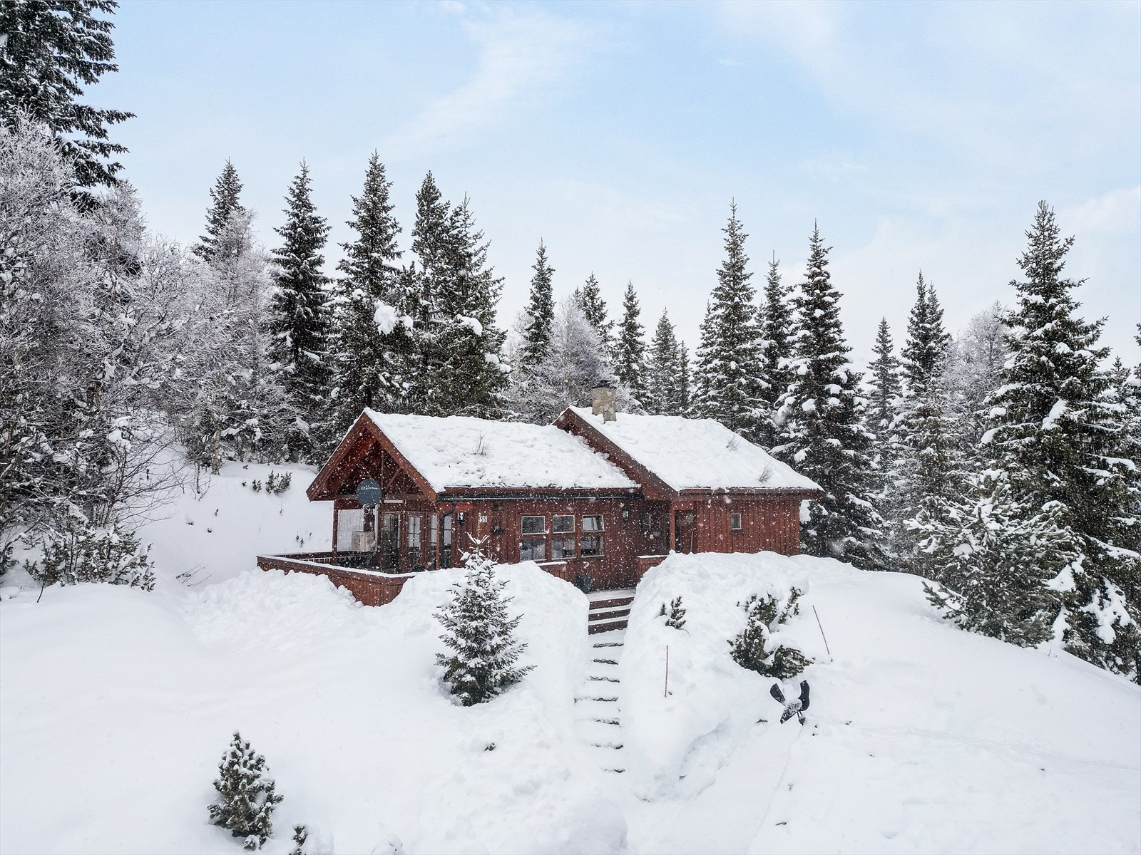 Hyttefeltet ligger i naturskjønne omgivelser ca. 700 m.o.h., med nærhet til flotte skiløyper. Galleribilde