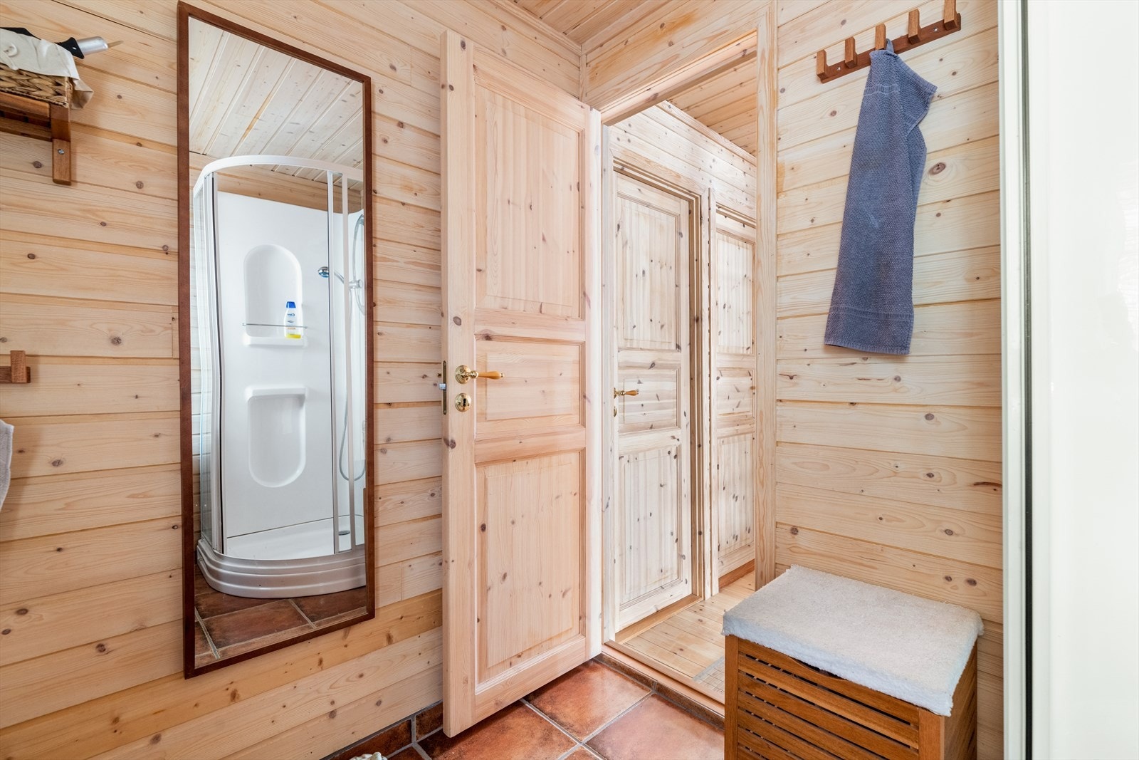 Badet er også innredet med dusjkabinett og toalett. Det er naturlig ventilering. Galleribilde