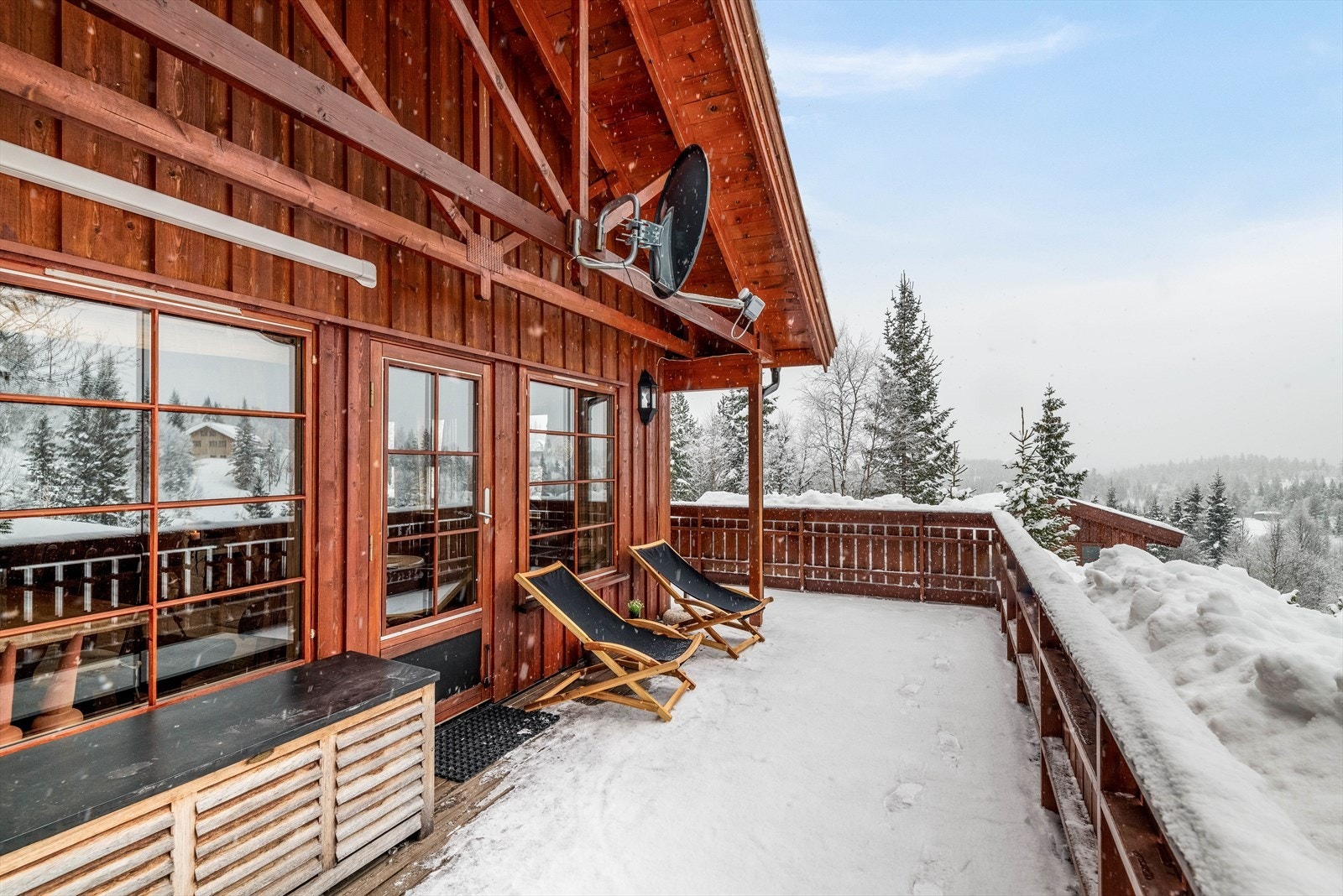 Med utvendig adkomst fra inngangspartiet samt fra stuen er det en romslig og usjenert terrasse med god plass til utemøbler. Galleribilde