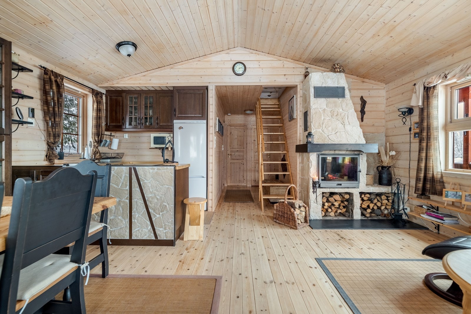 Her er det god plass til sofagruppe, spisestue og annen møblering. Galleribilde