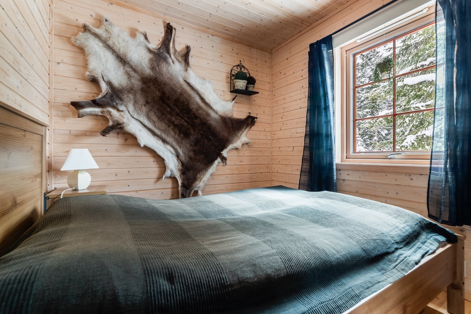 Hytta har 3 soverom, hvor det på hovedsoverommet er god plass til dobbeltseng og nattbord. Galleribilde