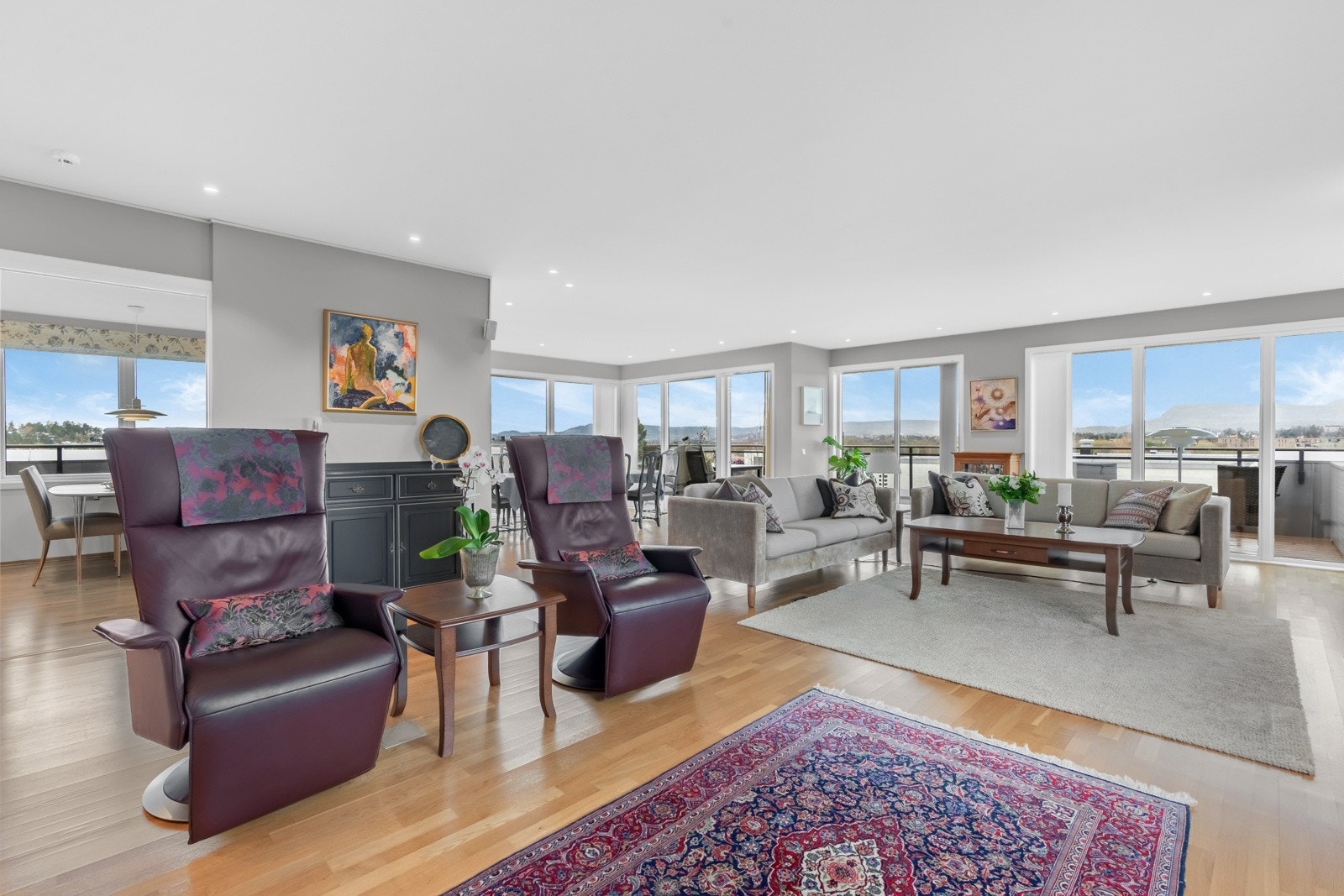 Store vindusflater sikrer gode lysforhold. Det er også vindusflater på fire sider av boligen. Galleribilde