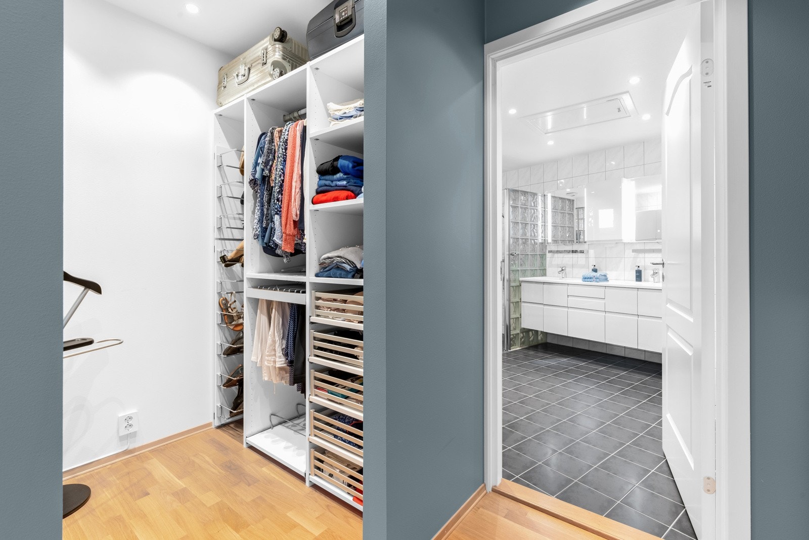 Hovedsoverom med walk-in garderobe og eget bad. Galleribilde