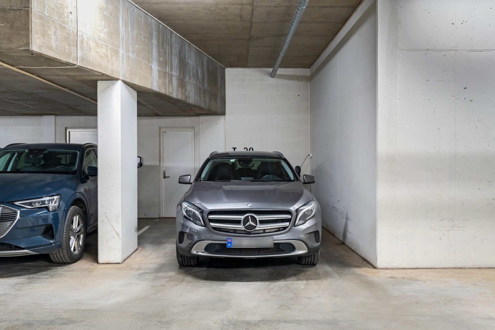 Det medfølger 2 parkeringsplasser + dekkoppbevaring. Plassene er på henholdsvis ca. 17kvm. og 12kvm. Galleribilde