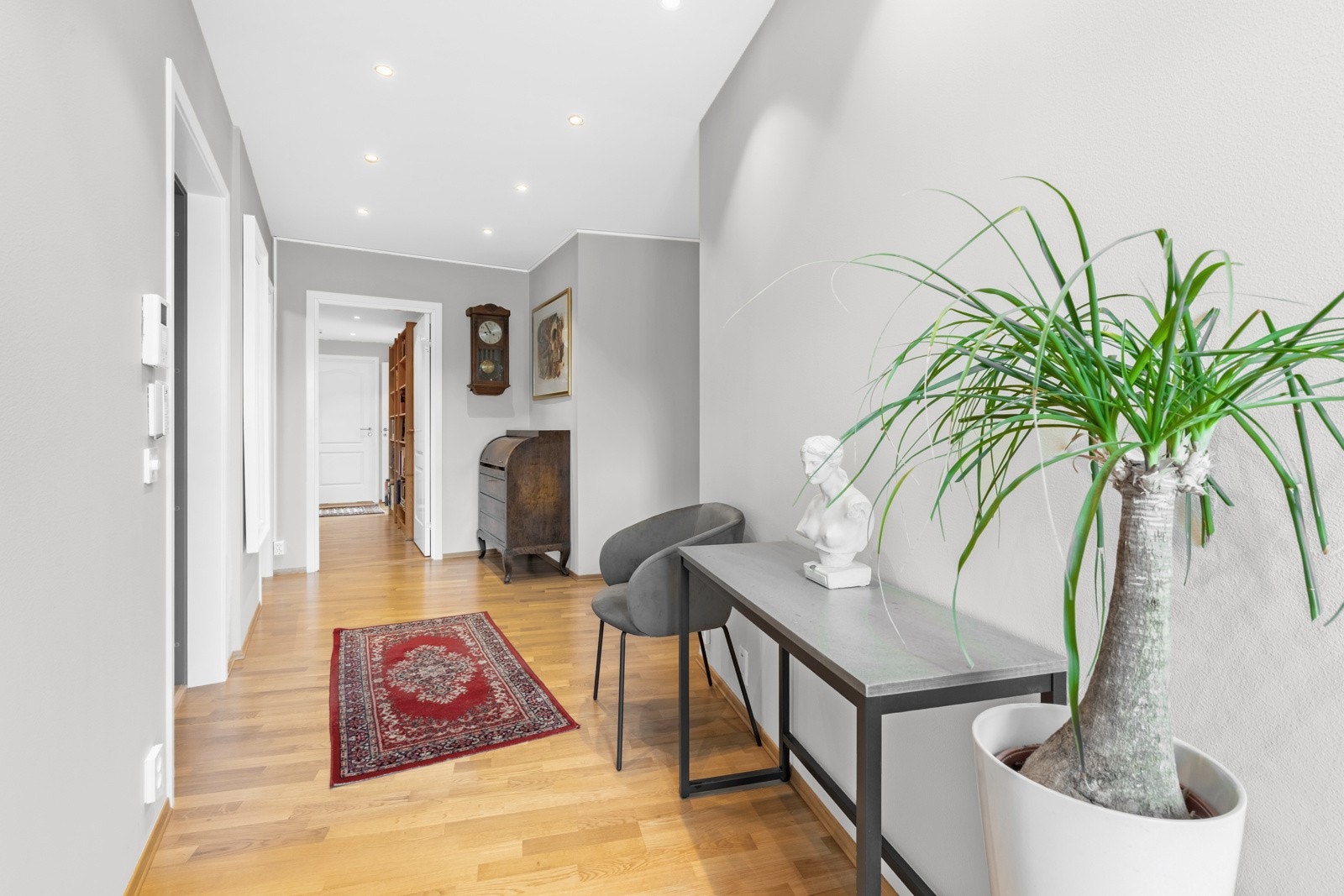 Lys og innbydende entré. Trappefri adkomst via heis. Galleribilde