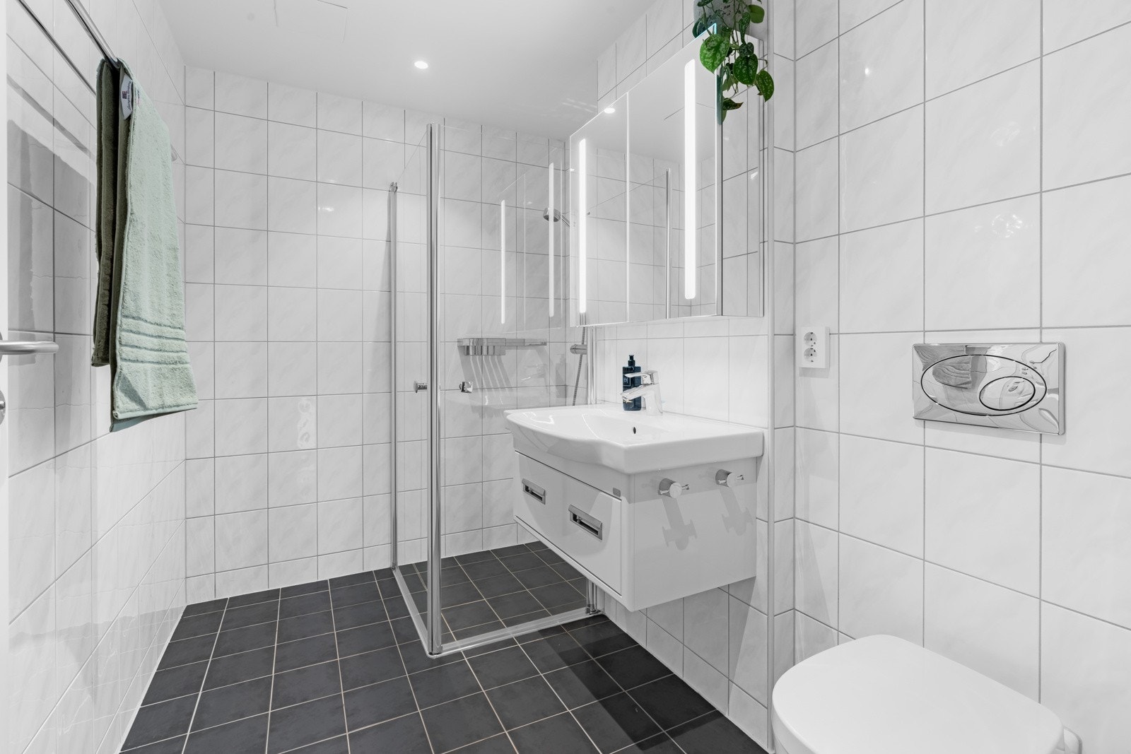 Fullverdig bad ved soveromsfløy. Galleribilde