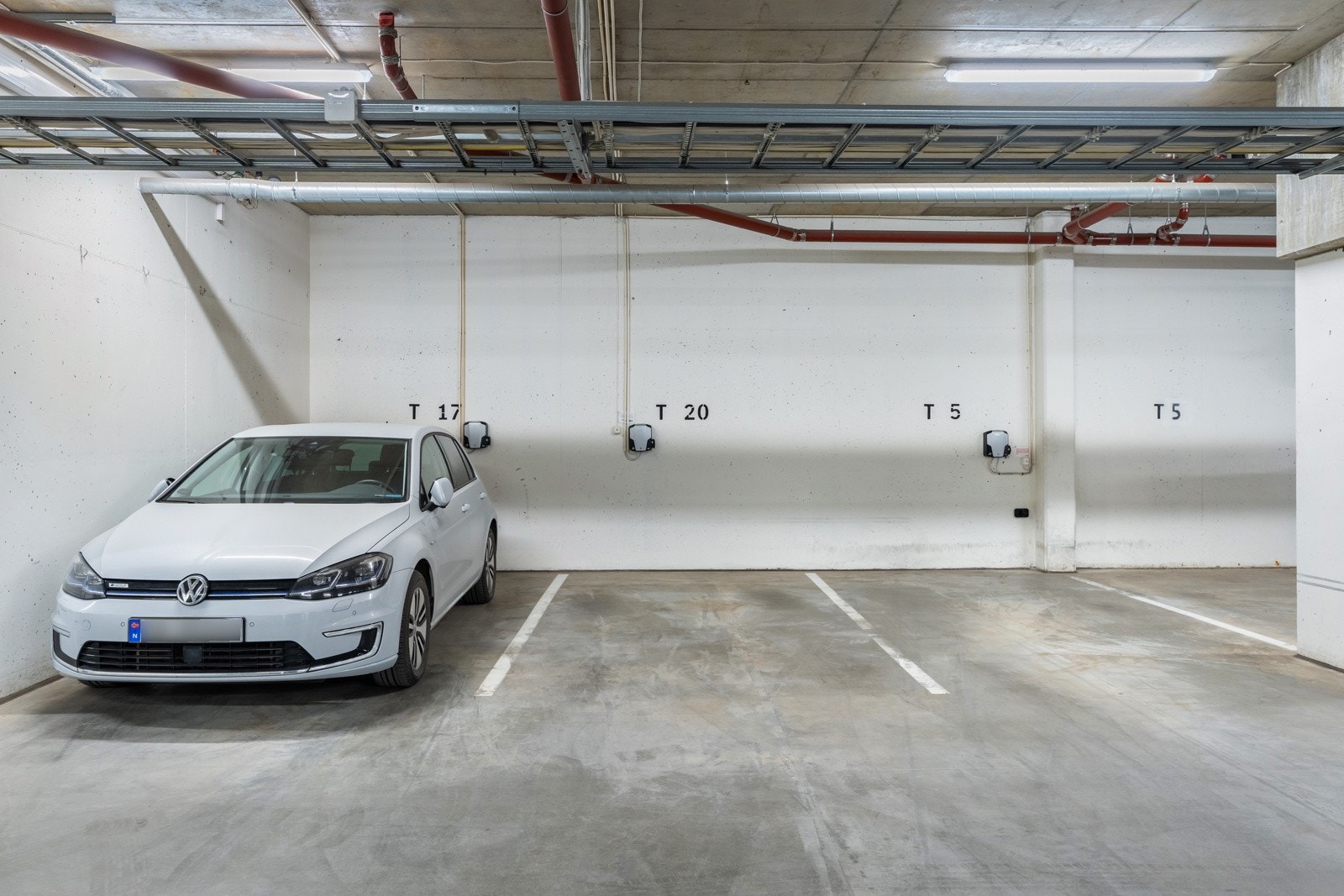 Begge garasjeplassene har elbil-lading. Galleribilde