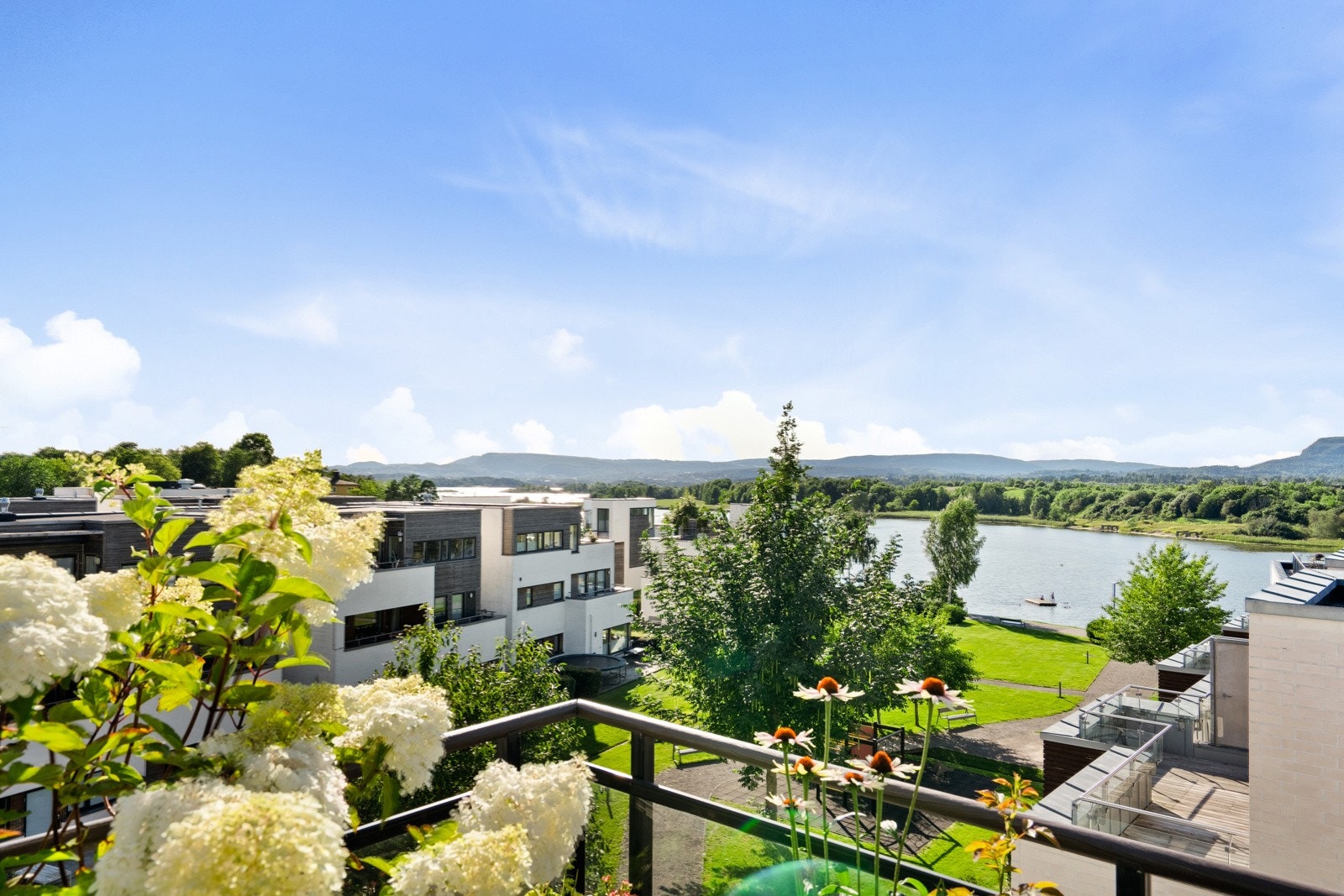 Velkommen til Lilleruts vei 71 presentert av EIE Eiendomsmegling v/Eline Tilley (481 90 093/et@eie.no) Galleribilde