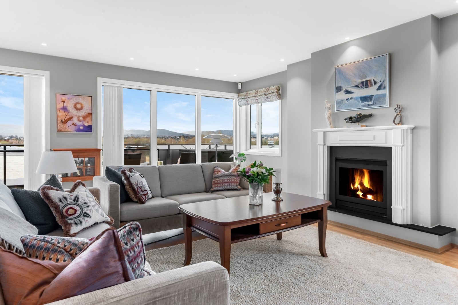 Det er montert screens og terrassemarkise for solskjerming. Galleribilde