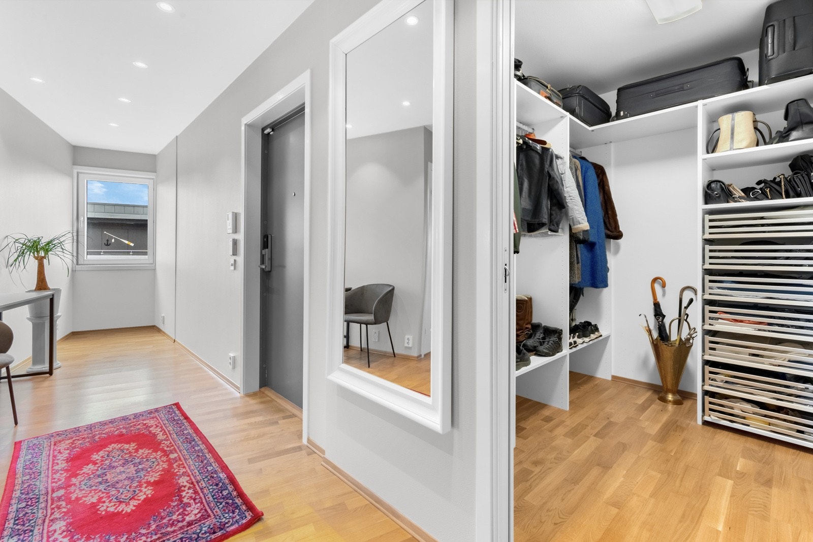 Garderobe ved entré. Galleribilde