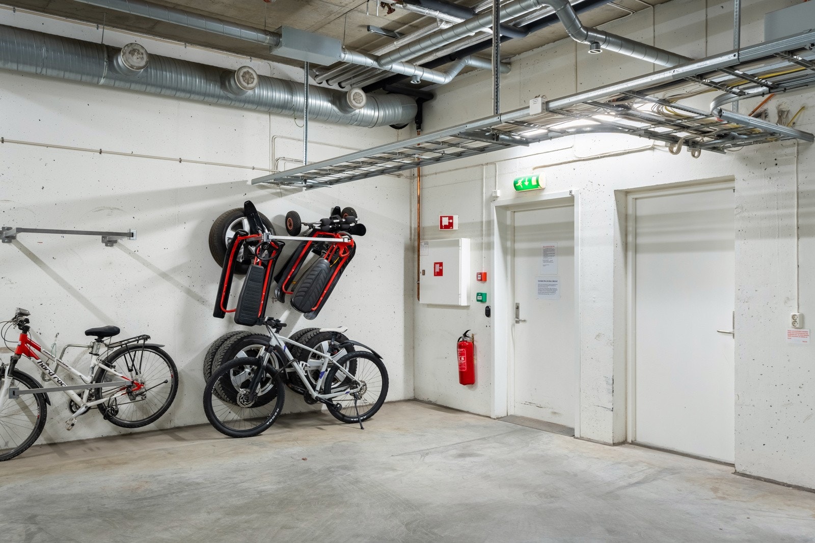 Plassene er av de aller nærmeste til oppgangen. Boligen disponerer også to dekkoppbevaring på vegg. Galleribilde