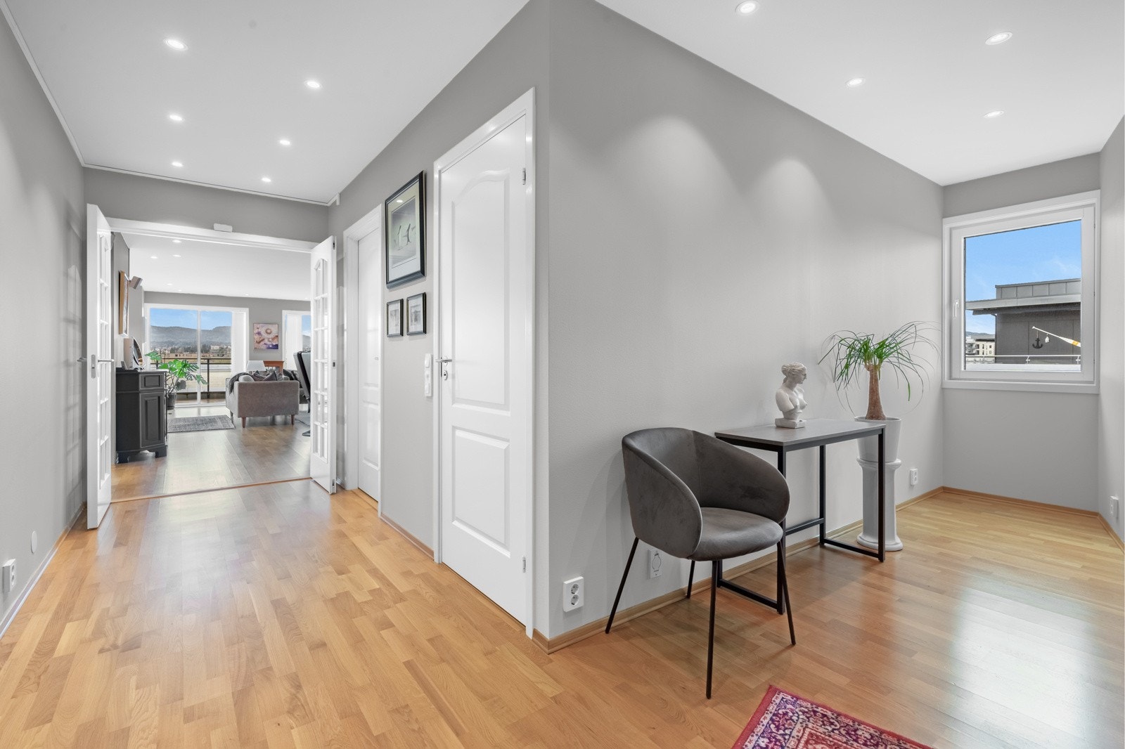 Mellomgang ved entré. Galleribilde