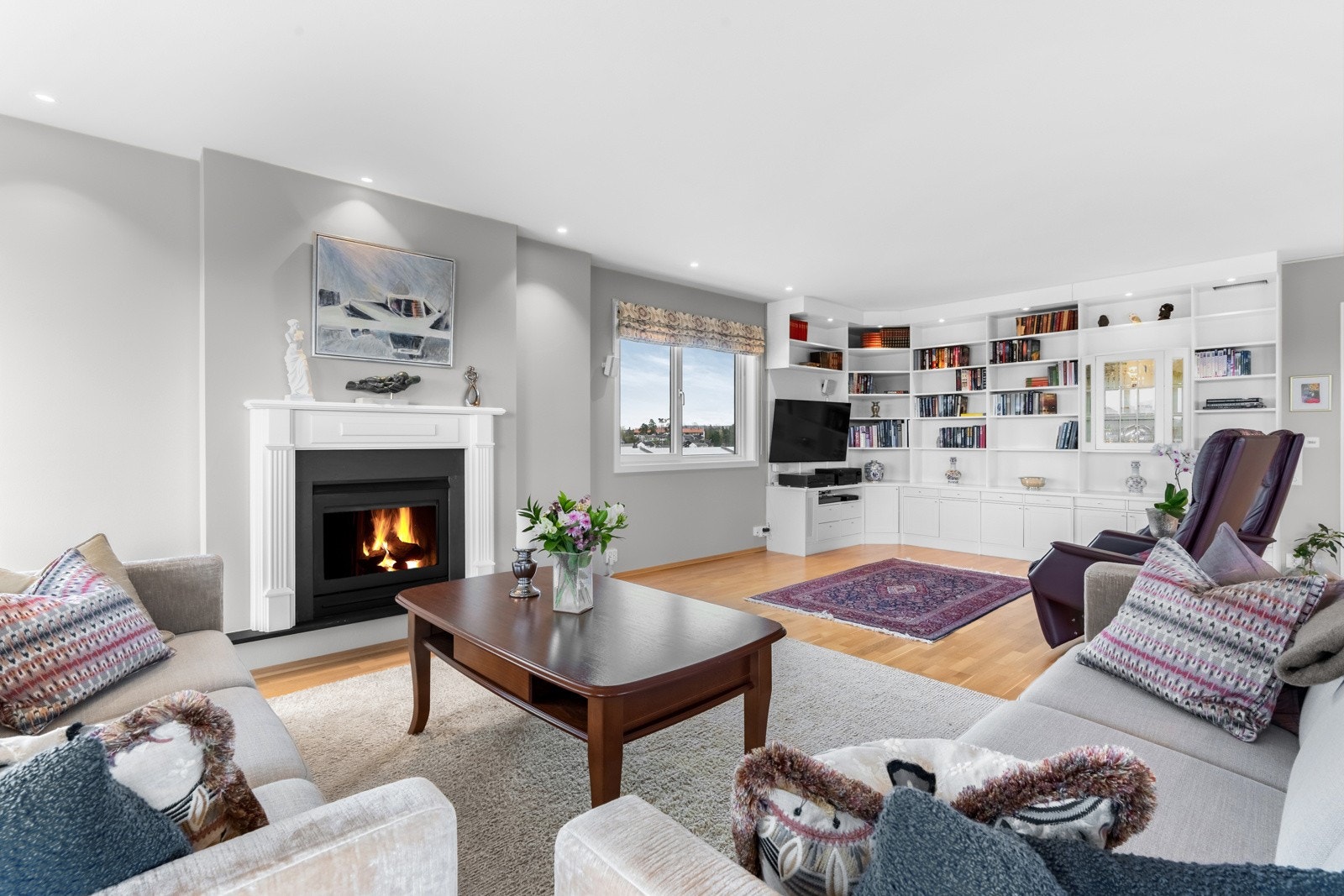 Det er gasspeis i stuen. Galleribilde