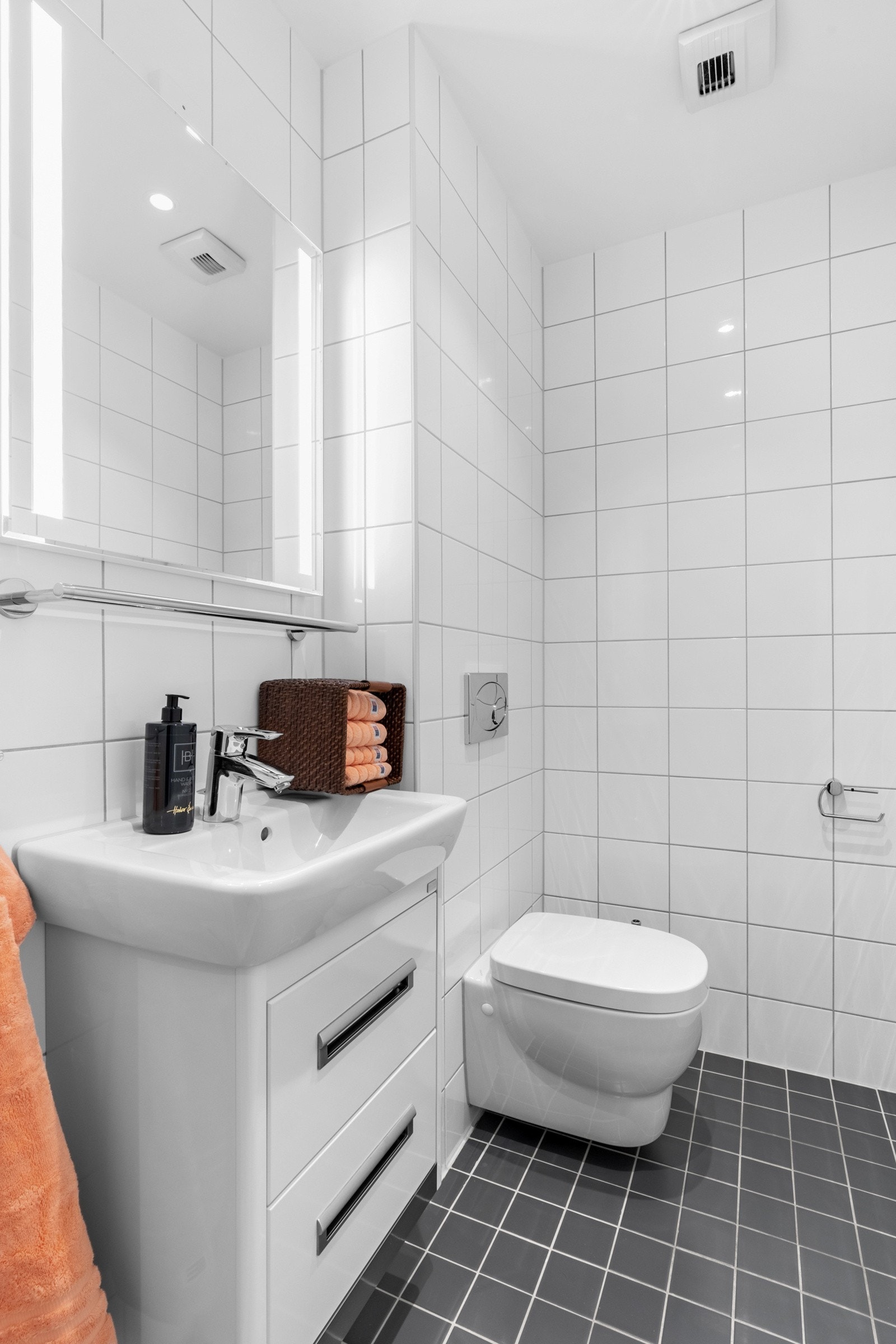 Separat WC rom ved entréen/stuen. Galleribilde