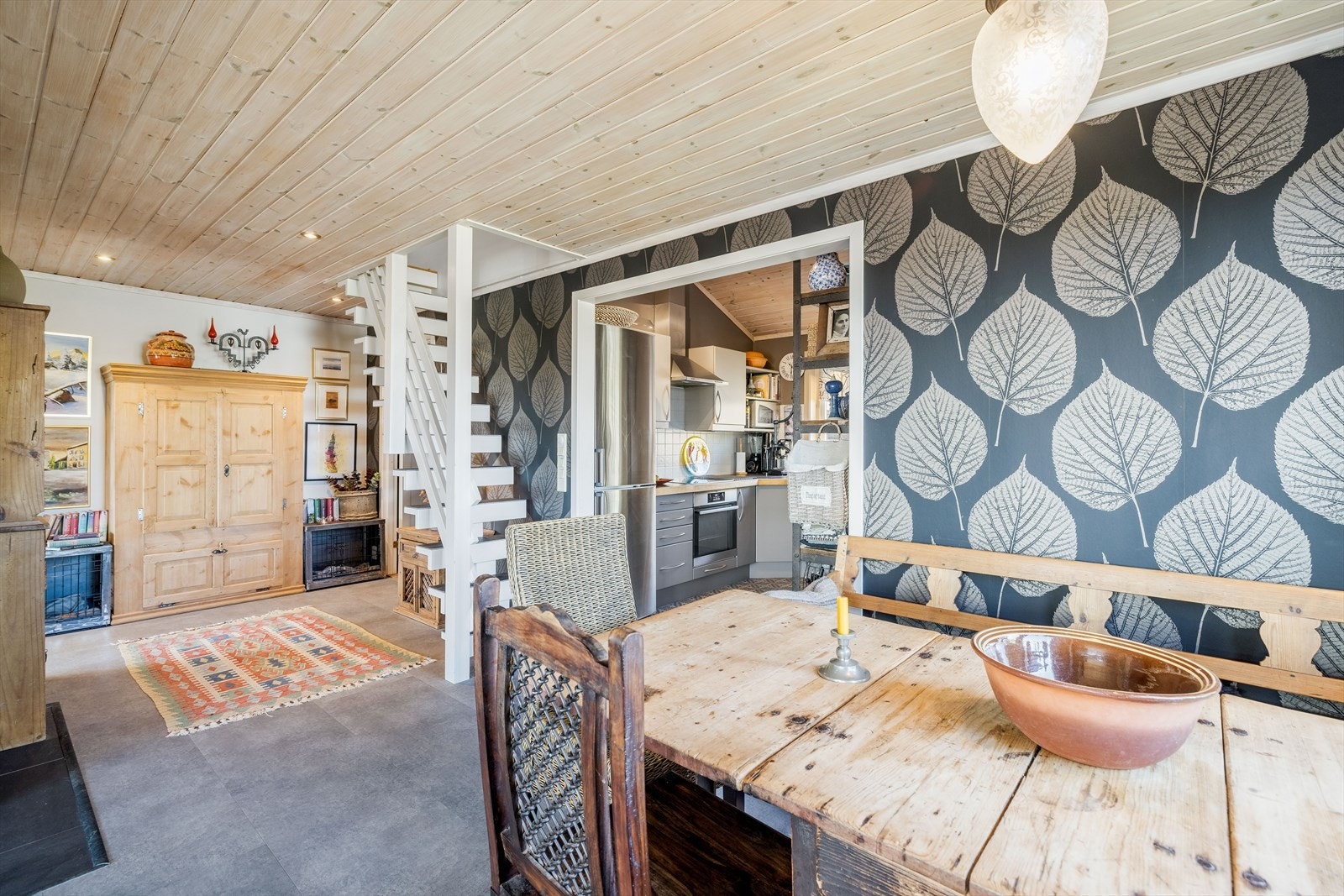 Spisestuen kan plasseres praktisk og sosialt til mot den delvis åpne kjøkkenløsningen. Galleribilde