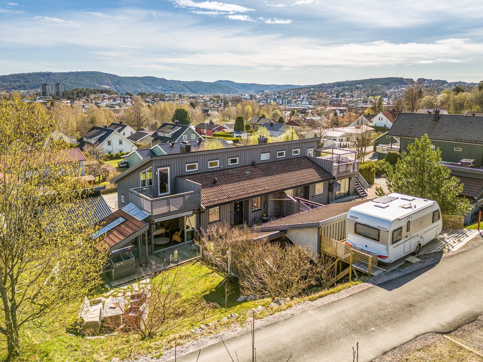 Campingvognen står på parkeringsplass bygget av eier. Boligen ligger rett ved kommunegrensen til Porsgrunn og det er kort vei ned til Porselensfabrikken med butikker, treningssenter mm. og over bruen til Down Town og Porsgrunn sentrum. Galleribilde