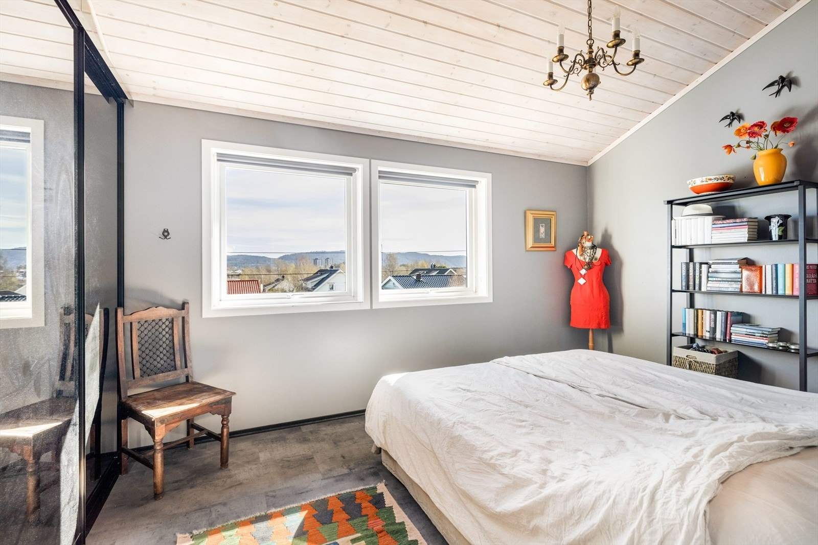 I hovedetasjen har boligen to gode soverom. Hovedsoverommet har fin plass til dobbeltseng og er innredet med en romslig skyvedørsgarderobe med speilfronter. Galleribilde