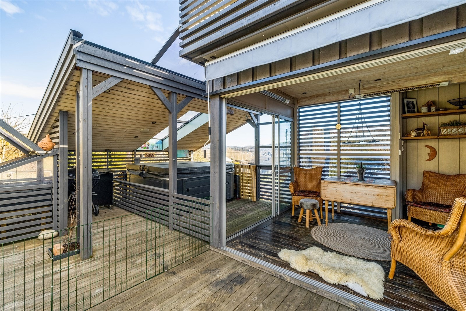 Skjermede og lune uteplasser hvor sene kvelder kan nytes. Galleribilde