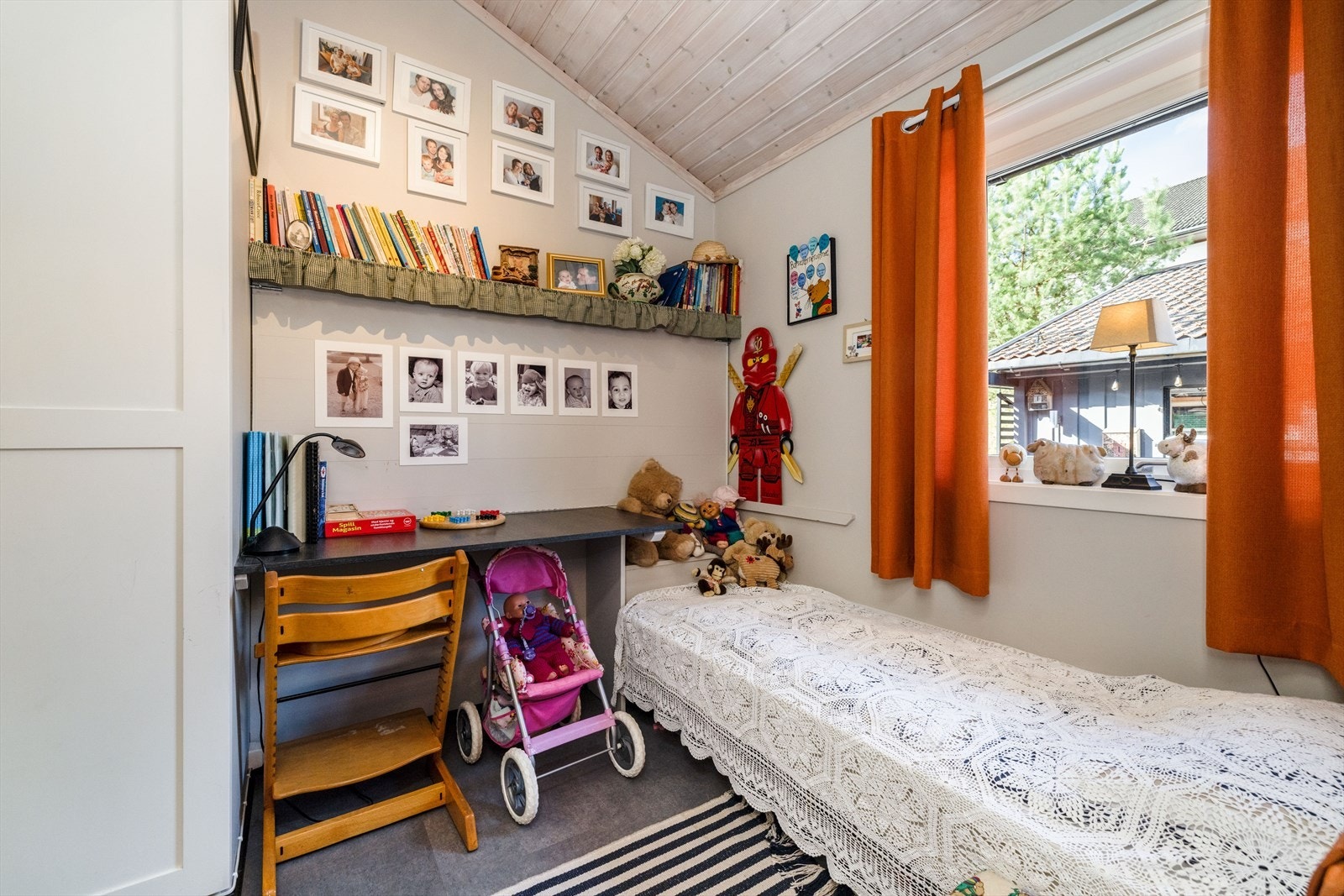 Det andre soverommet har et plassbygget garderobeskap, og vegger har en lys og sval fargetone. God takhøyde også her. Galleribilde