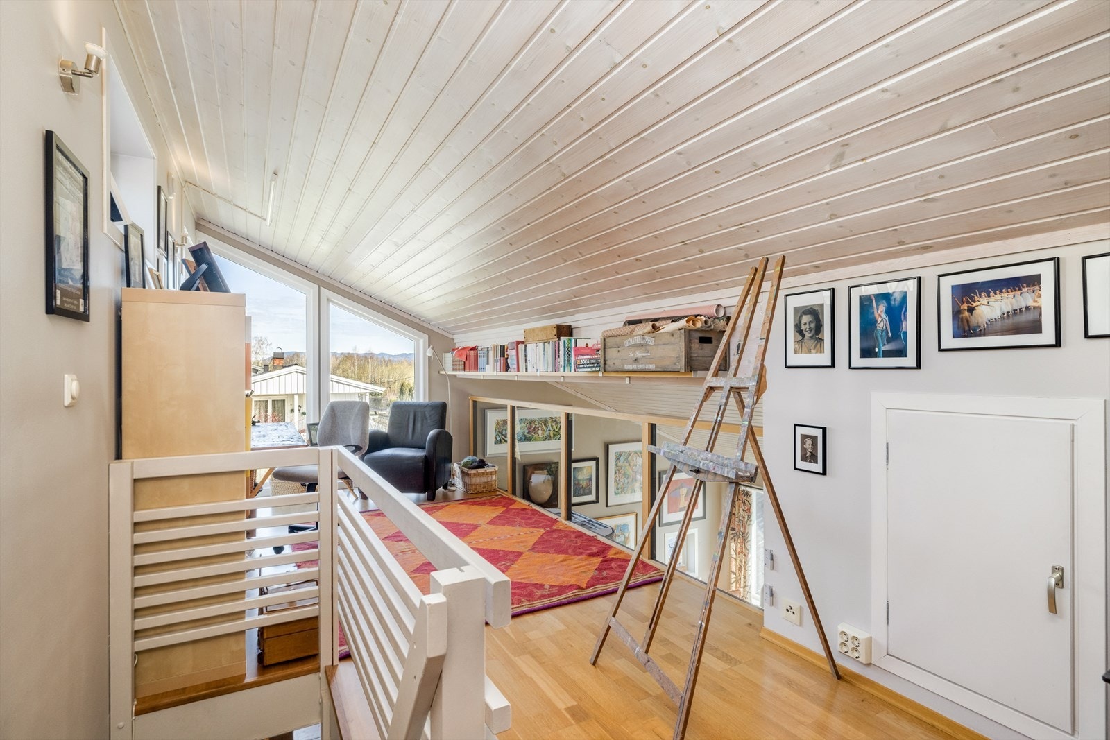 Koselig loftstue på hemsen hvor det er fin plass til møblering hvor en kan etablere kontor, deilig lesekrok eller annet etter behov og ønsker. Galleribilde