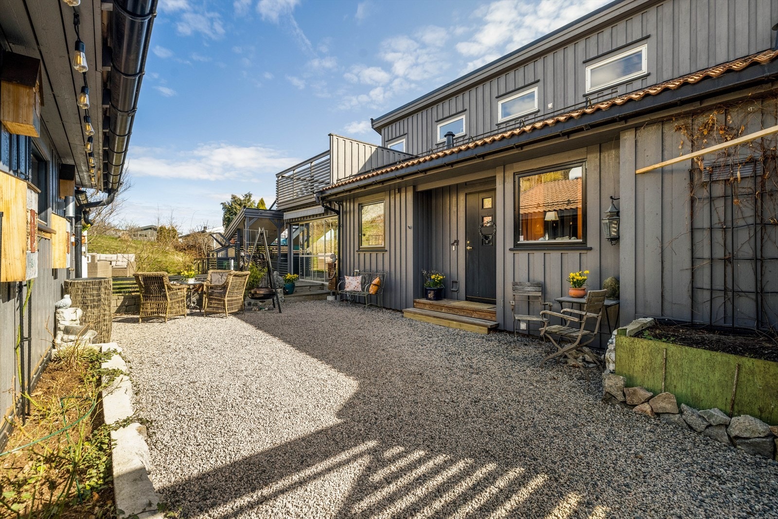 Gårdsrommet er fint gruset og har plass til utemøblement om ønskelig. Galleribilde